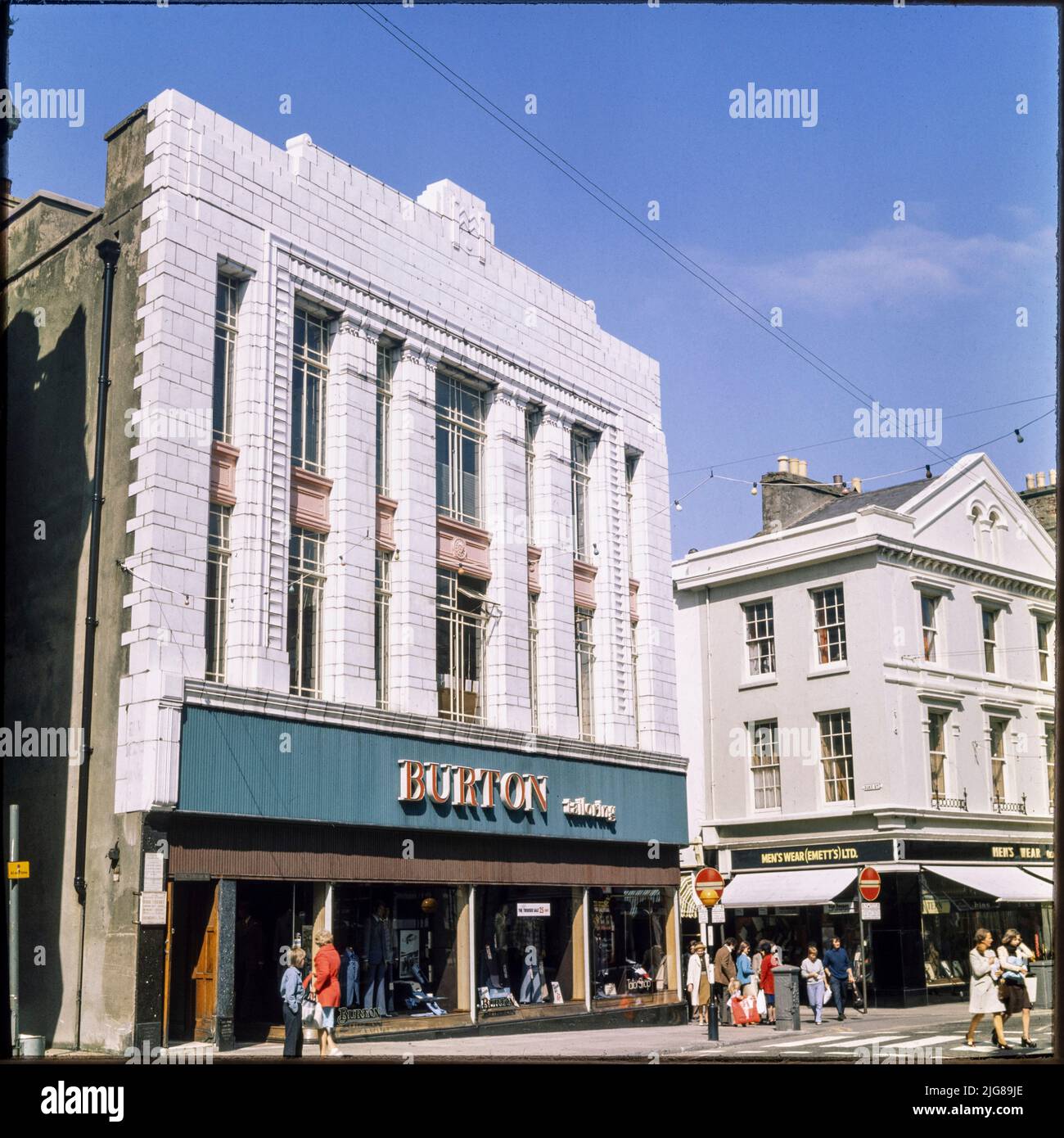 Burton, rue Victoria, Douglas, Île de Man, 1975-1980. Le magasin Burton au 22, rue Victoria, vu du sud-ouest. Le magasin Burton de Douglas a été construit en 1929. Banque D'Images