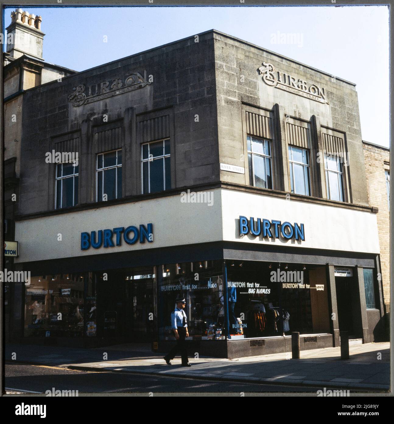 Burton, Market place, Chippenham, Wiltshire, 1970s-1980s. Le magasin Burton à 1 Market place, vu du nord. Le magasin Burton de la place du marché a été construit en 1937, avec des pierres de fondation posées cette année-là par des membres de la famille Burton. Banque D'Images