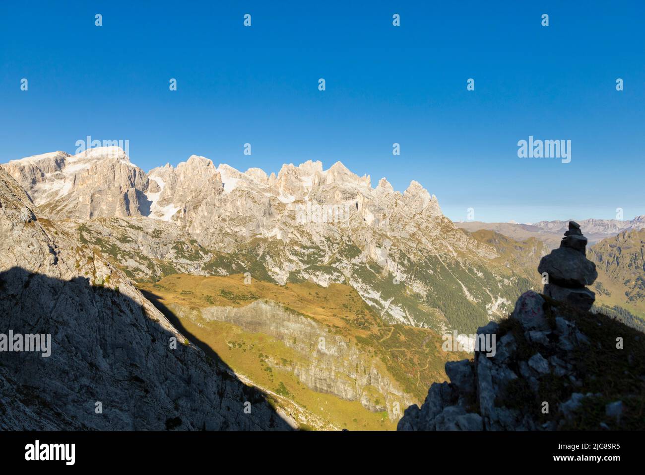 Italie, Vénétie, Belluno, Canale d'Agordo, un stoneman ou cairn avec la crête de montagne de Pale di San Martino en arrière-plan Banque D'Images