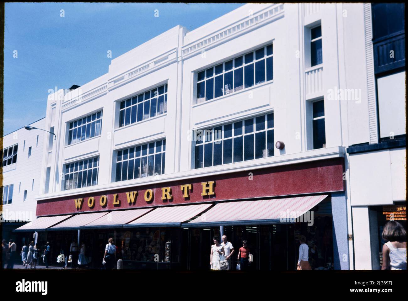 FW Woolworth and Company Limited, 181-185 Western Road, Brighton, la ville de Brighton et Hove, 1970s-1980s. Façade du magasin Woolworth au 181-185 Western Road, vue du sud-est. Le magasin Woolworth de Western Road, numéro 73, a ouvert ses portes en 1916. Il a été modernisé et a été réduit en taille en 1964, et a été plus tard partiellement occupé par Clinton Cards. La boutique a fermé ses portes en 2008 et une succursale de H&amp;M a ouvert ses portes en 2009. Banque D'Images