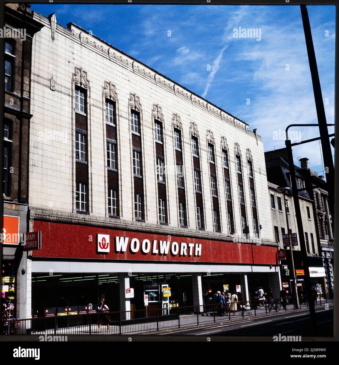 FW Woolworth and Co Ltd, 7-10, rue Fawcett, Sunderland, 1970s-1980s.l'élévation avant du magasin Woolworth, au 7-10, rue Fawcett. Le magasin de Woolworth, sur la rue Fawcett, porte le numéro 144. Il a ouvert ses portes en 1923, bien que la façade Art déco ait été ajoutée en 1930s. Le magasin a fermé ses portes en 2004 et est devenu par la suite un magasin Primark. À partir de 2016, les locaux étaient occupés par le magasin de mode flanels. Banque D'Images