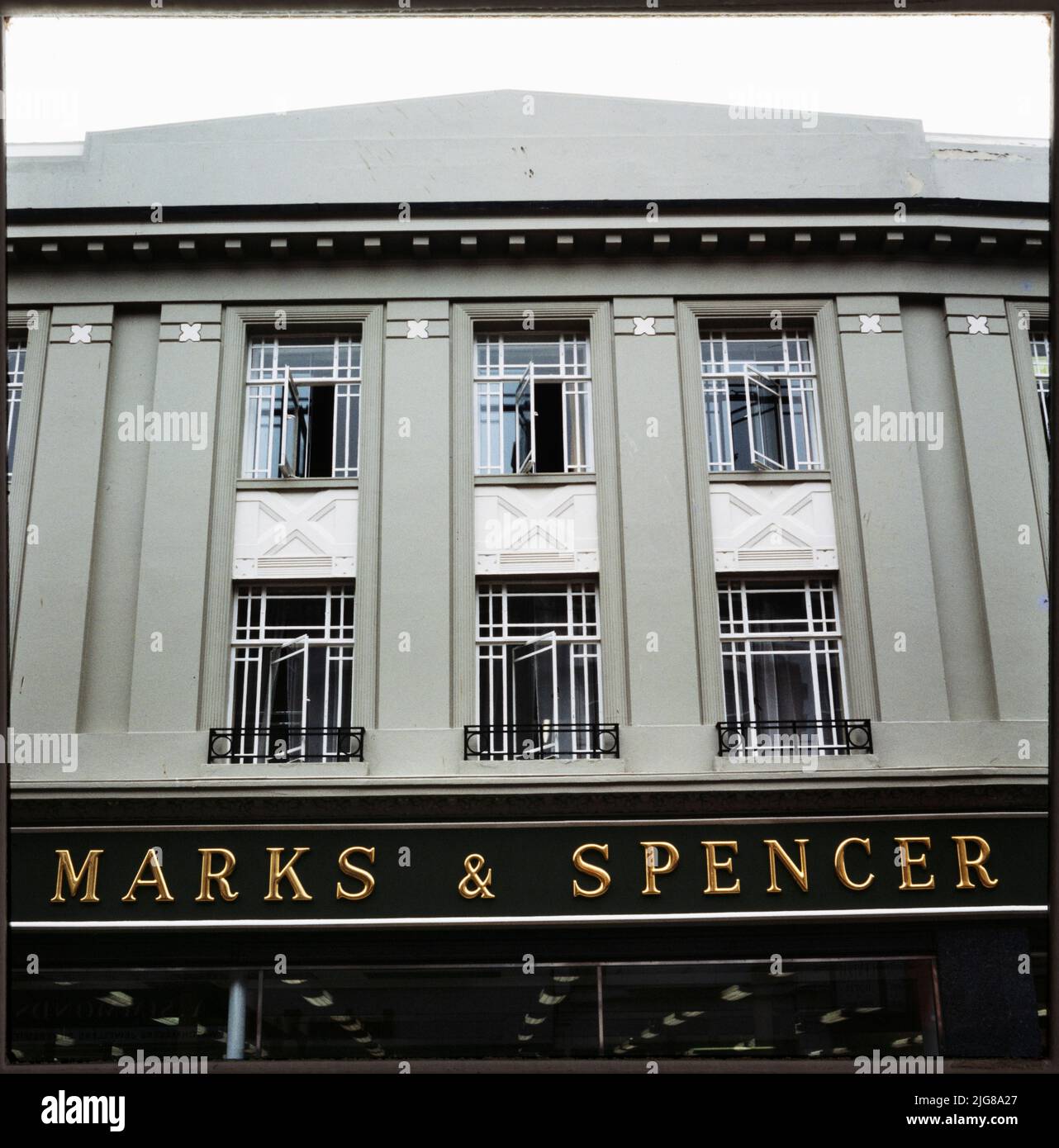 Marks and Spencer, 28-30, rue Biggin, Dover (Kent), 1970s-1990s. La baie centrale de l'élévation avant du magasin Marks and Spencer au 28-30 Biggin Street, montrant le panneau noir et or. Marks and Spencer a ouvert un magasin à Douvres au 43 Biggin Street vers 1911. Le magasin no 28-30, rue Biggin, a ouvert ses portes en 1930. Elle a fermé ses portes en 2019 et les locaux ont été occupés par un magasin de rabais B&amp;M. Banque D'Images
