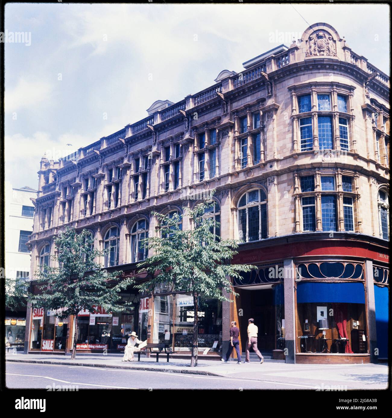 Ancien magasin Boots, Pelham Street, Nottingham, ville de Nottingham, 1970s-1990s. L'ancien magasin Boots, à l'angle de Pelham Street et High Street, vu du sud-ouest montrant l'élévation ouest et une partie du centre commercial Art-Nouveau. Le magasin a été construit en 1902-1905 et a été conçu par Un N Bromley. Il a été l'un des premiers magasins phares à être construit pour une grande entreprise et est considéré comme un très bon exemple d'un bâtiment commercial du début du 20th siècle. Le magasin a été agrandi en 1920s et rénové en 1974. Au moment de cette photographie, les locaux étaient occupés par Mapl Banque D'Images Ancien magasin Boots, Pelham Street, Nottingham, ville de Nottingham, 1970s-1990s. L'ancien magasin Boots, à l'angle de Pelham Street et High Street, vu du sud-ouest montrant l'élévation ouest et une partie du centre commercial Art-Nouveau. Le magasin a été construit en 1902-1905 et a été conçu par Un N Bromley. Il a été l'un des premiers magasins phares à être construit pour une grande entreprise et est considéré comme un très bon exemple d'un bâtiment commercial du début du 20th siècle. Le magasin a été agrandi en 1920s et rénové en 1974. Au moment de cette photographie, les locaux étaient occupés par Mapl Banque D'Images