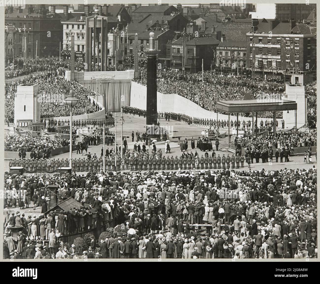 Queensway tunnel, Liverpool, 18-07-1934. Vue depuis le Vieux Haymarket montrant des foules rassemblées pour observer l'ouverture du tunnel Queensway. Le tunnel Queensway, également connu sous le nom de tunnel Mersey, a été ouvert le 18th juillet 1934 par le roi George V et la reine Mary. Banque D'Images