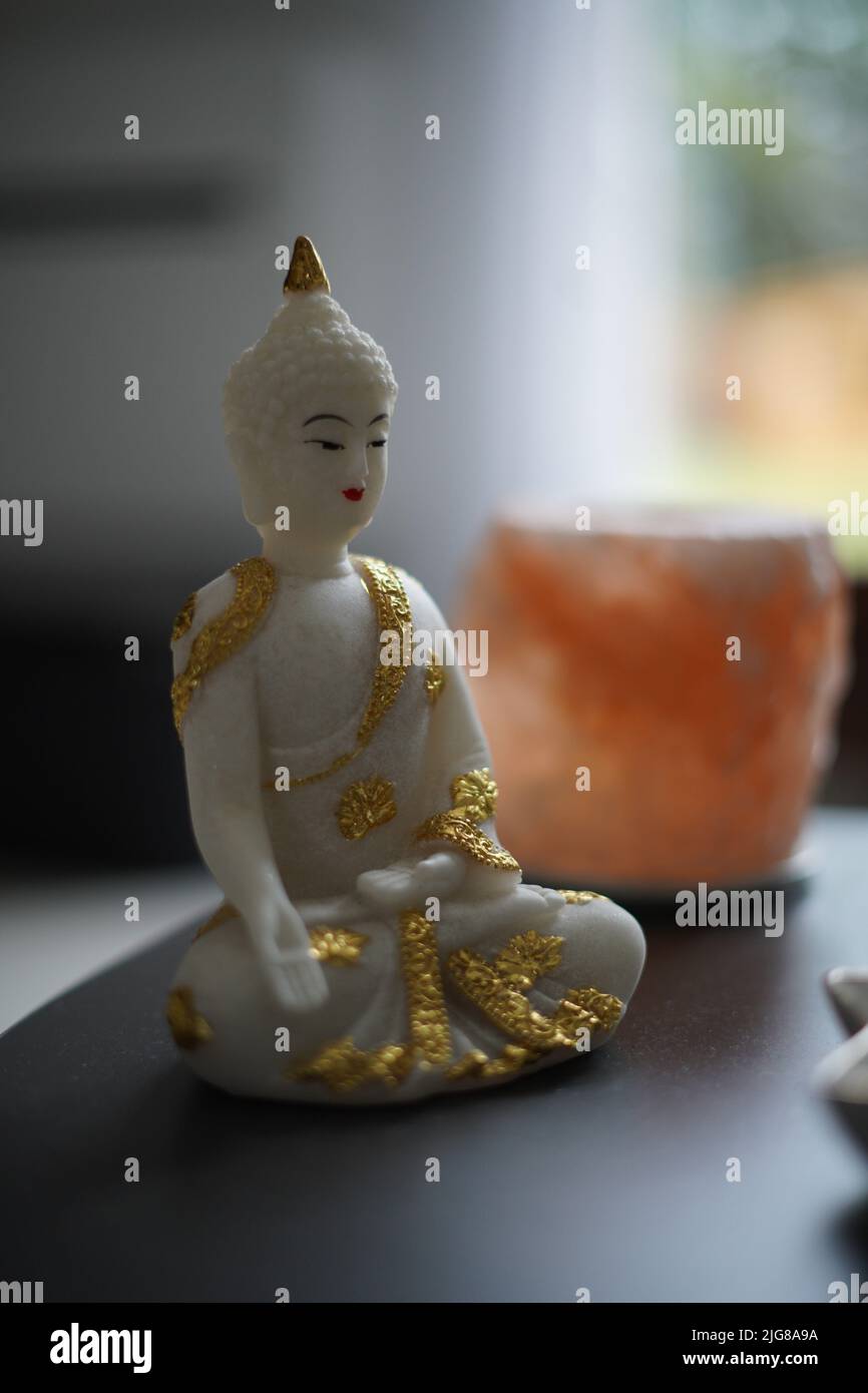 Un gros plan d'une statue de Bouddha blanc sur une table Banque D'Images