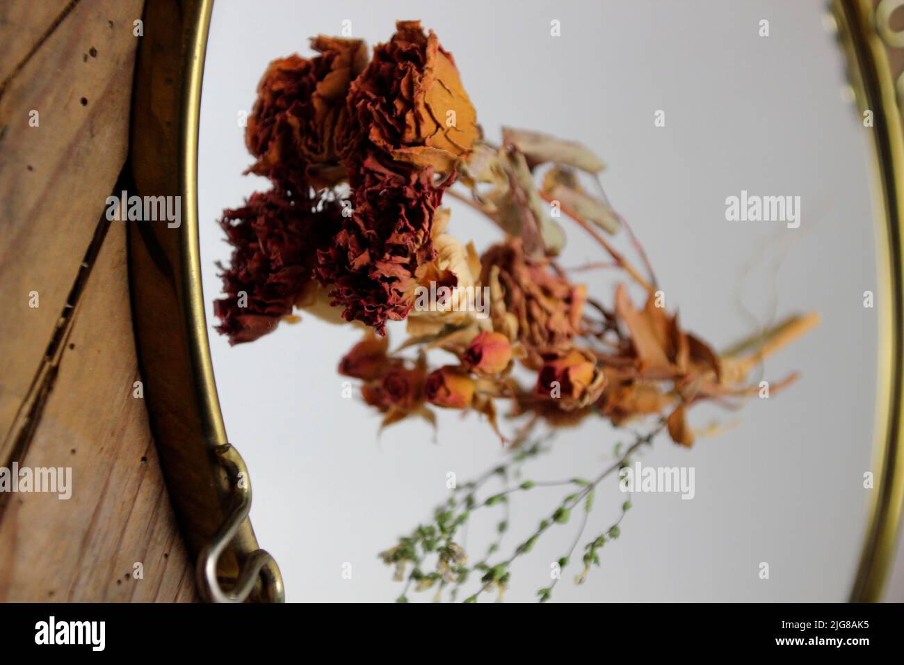 deux roses se trouvent sur un plateau de miroir, romantique, atmosphère, décoration Banque D'Images