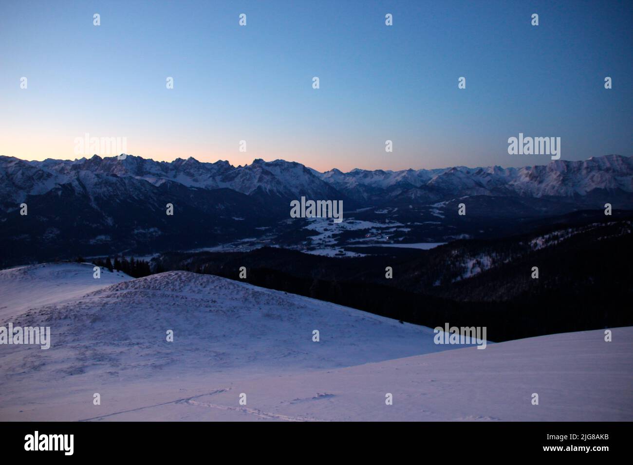 Aube, randonnée en hiver, ski à Simetsberg. Vue sur les montagnes Karwendel, Allemagne, Bavière, Walchensee, Einsiedl Banque D'Images