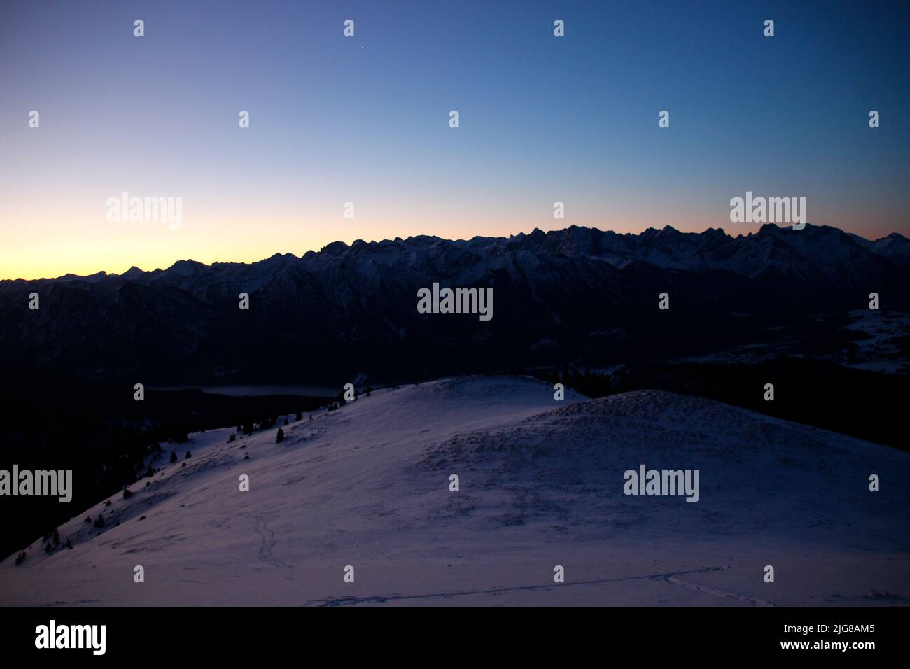 Aube, randonnée en hiver, ski à Simetsberg. Vue sur les montagnes Karwendel, Allemagne, Bavière, Walchensee, Einsiedl Banque D'Images