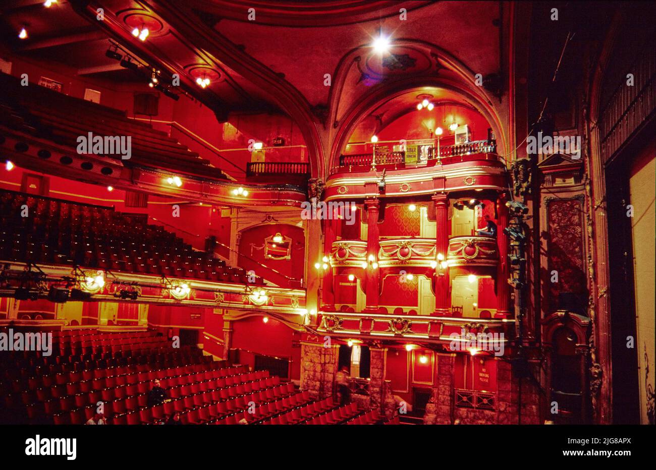Bristol Hippodrome Theatre, St Augustine's Parade, Bristol, ville de Bristol, 1970 - 2015. L'auditorium du Bristol Hippodrome Theatre. Le Bristol Hippodrome Theatre a ouvert ses portes en 1912. L'auditorium est en grande partie intact malgré les dégâts causés par le feu en 1940s. Banque D'Images