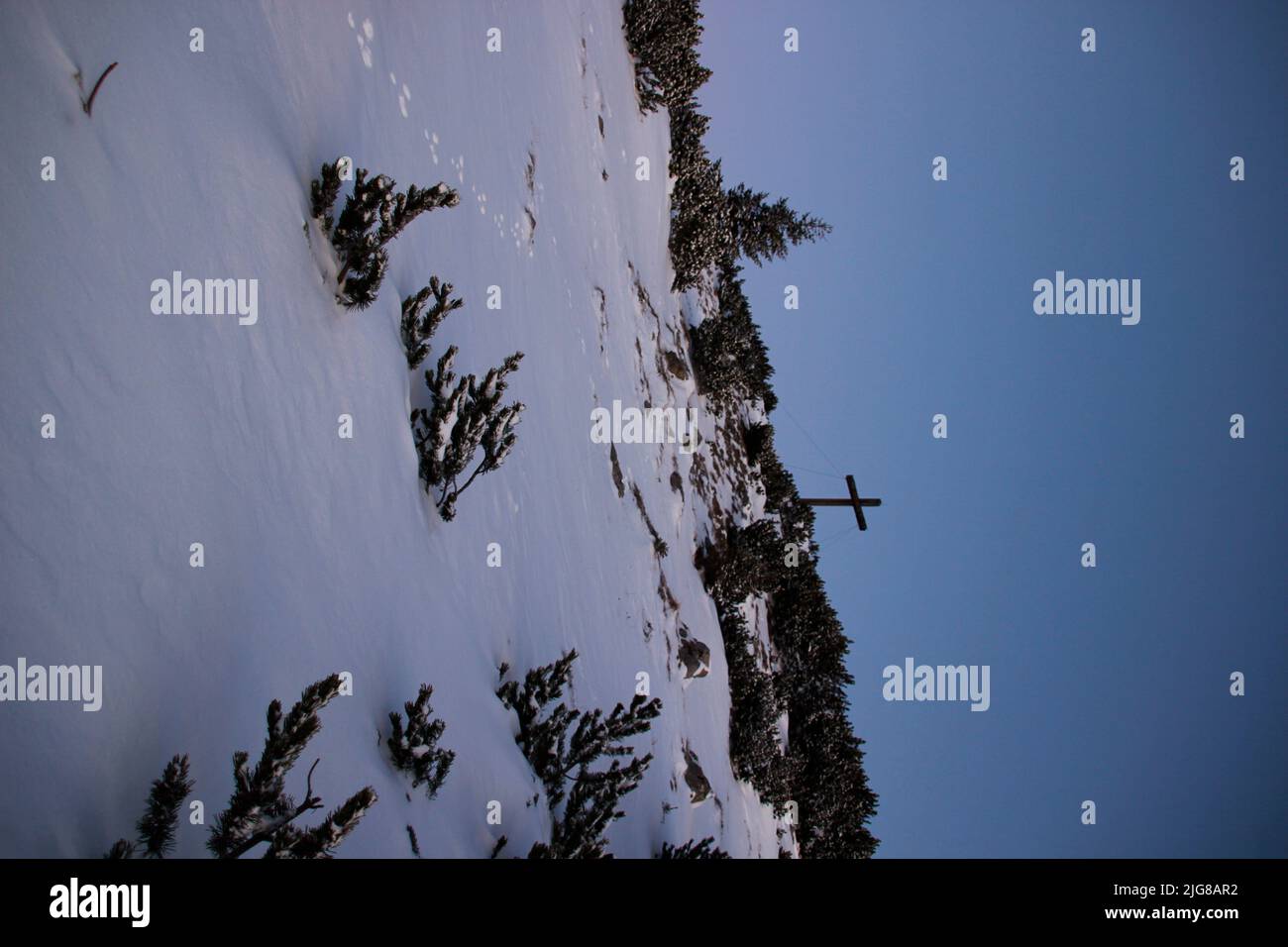 Randonnée d'hiver, ski à Simetsberg. Allemagne, Bavière, Walchensee, Einsiedl, croix de sommet à 1840m Banque D'Images