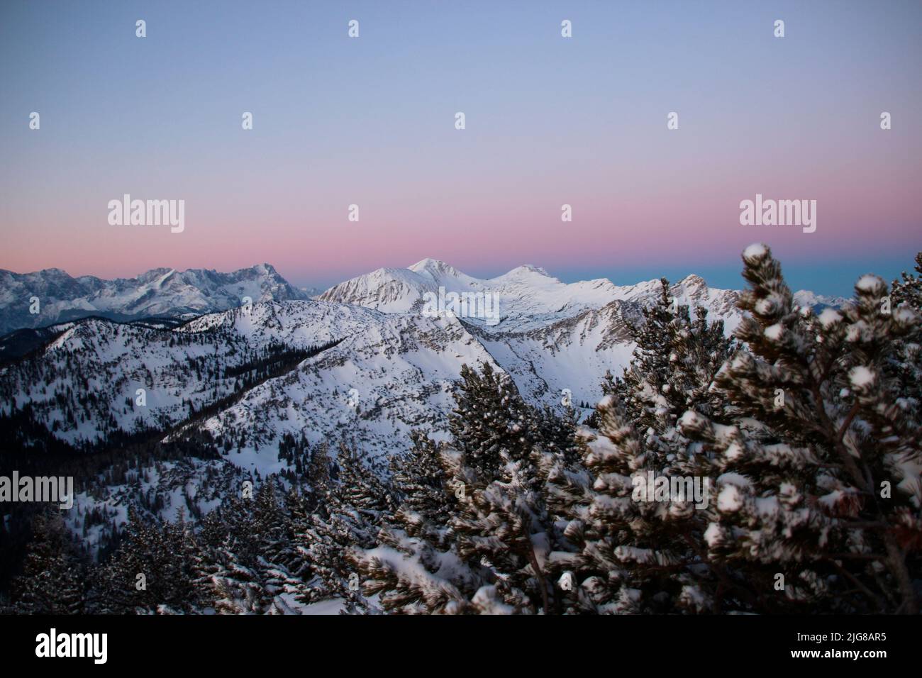 Randonnée d'hiver à travers la forêt de montagne jusqu'à Simetsberg. Vue sur l'Estergebirge avec Krottenkopf, Hohe Kiste, Allemagne, Bavière, Walchensee, Einsiedl, Banque D'Images