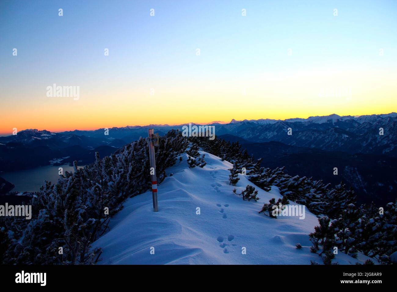 Randonnée d'hiver à travers la forêt de montagne jusqu'à Simetsberg. Path, Allemagne, Bavière, Walchensee, Einsiedl, Banque D'Images