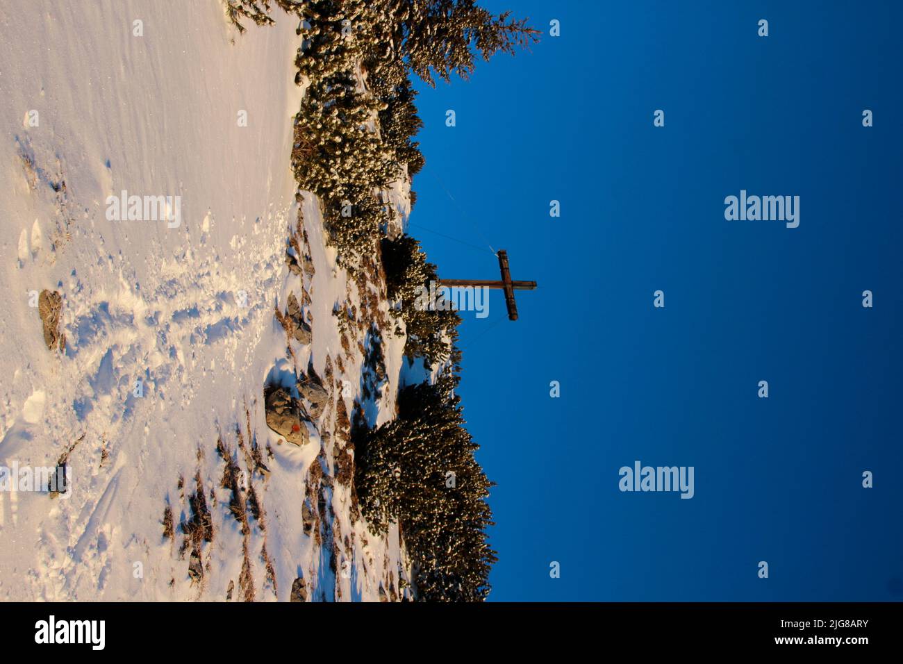Randonnée d'hiver, ski à Simetsberg. Allemagne, Bavière, Walchensee, Einsiedl, croix de sommet à 1840m, pistes dans la neige Banque D'Images
