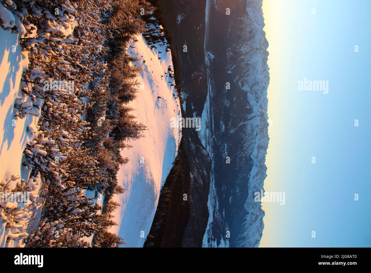 Randonnée d'hiver à travers la forêt de montagne jusqu'à Simetsberg. Crête de montagne, en arrière-plan les montagnes de Wetterstein, Allemagne, Bavière, Walchensee, Einsiedl Banque D'Images