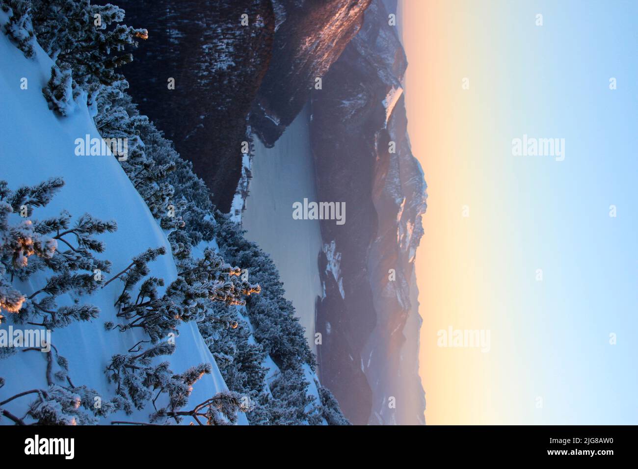 Randonnée d'hiver à travers la forêt de montagne jusqu'à Simetsberg. Vue sur le Walchensee, Allemagne, Bavière, Einsiedl, Banque D'Images