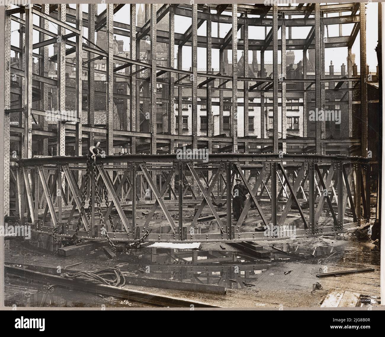 Bibliothèque publique centrale, place Saint-Pierre, Manchester, 1930 - 1934. Un ouvrier debout derrière le cadre en acier de l'anneau de dôme supérieur pendant la construction de la Bibliothèque publique centrale. La Bibliothèque publique centrale a été conçue par E Vincent Harris. Les cadres en acier ont été fabriqués par Banister, Walton et Co Ltd. L'image montre le dôme supérieur, qui était de 42 pieds de diamètre et pesait 13 tonnes, qui avait été assemblé sur le sol, prêt à être levé en position. Banque D'Images