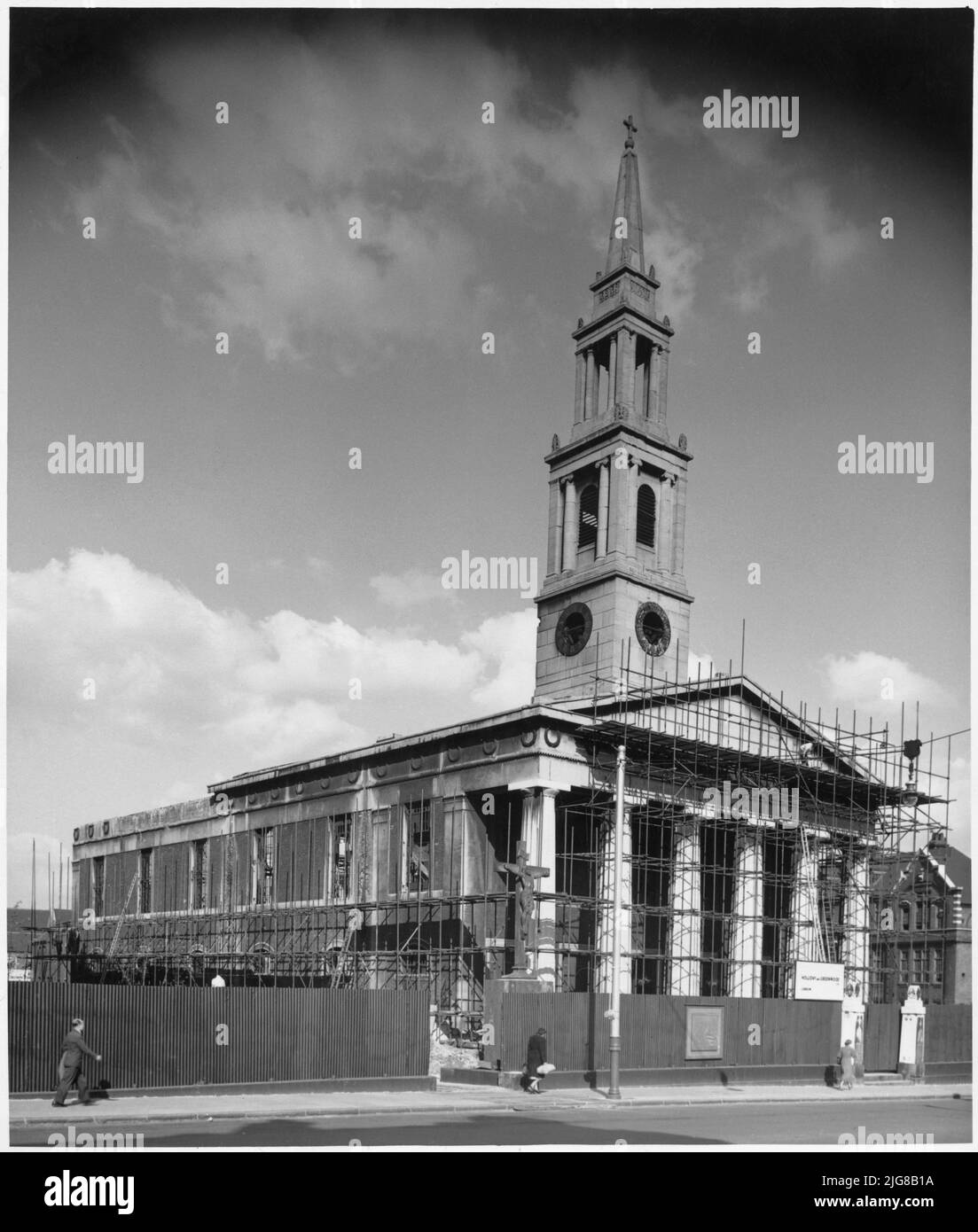 Église St John's, chemin Waterloo, Lambeth, Greater London Authority, 21-06-1950. Vue extérieure depuis le nord-ouest de l'église Saint-Jean, montrant le bâtiment entouré d'échafaudages pendant la reconstruction suite à des dégâts causés par une bombe pendant la Seconde Guerre mondiale. La légende originale est la suivante : « reconstruction de l'église Saint-Jean, chemin Waterloo ». L'église St John's a été construite en 1823-4 à l'origine par l'architecte Francis Bedford. C'était l'une des quatre églises construites à Lambeth dans le style grec du renouveau. L'église a été endommagée par des bombes pendant la Seconde Guerre mondiale. Il a été restauré et conçu plus tard Banque D'Images