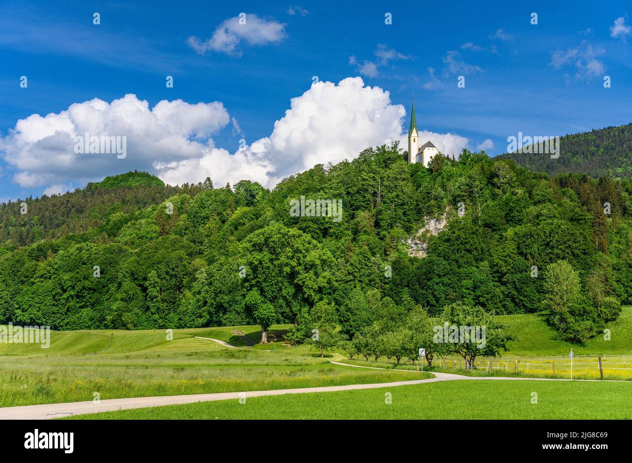 Autriche, Tyrol, Basse vallée de l'Inn, Ebbs, paysage de printemps avec église Saint-Nicolas Banque D'Images