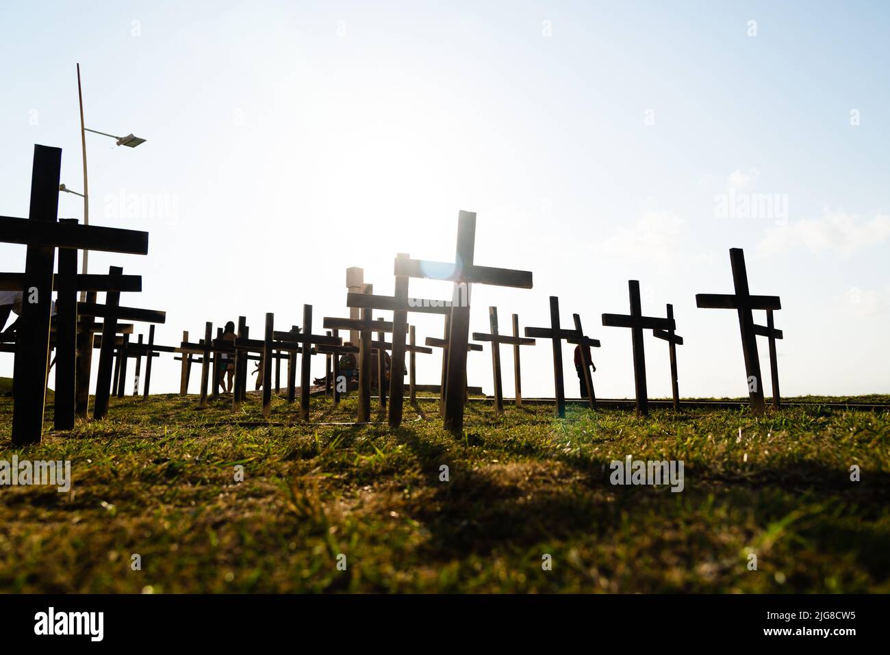 Un coup de feu d'angle d'un cimetière avec des croix fixées au sol en l'honneur de ceux tués par le covid-19 à Salvador, Bahia, Brésil Banque D'Images