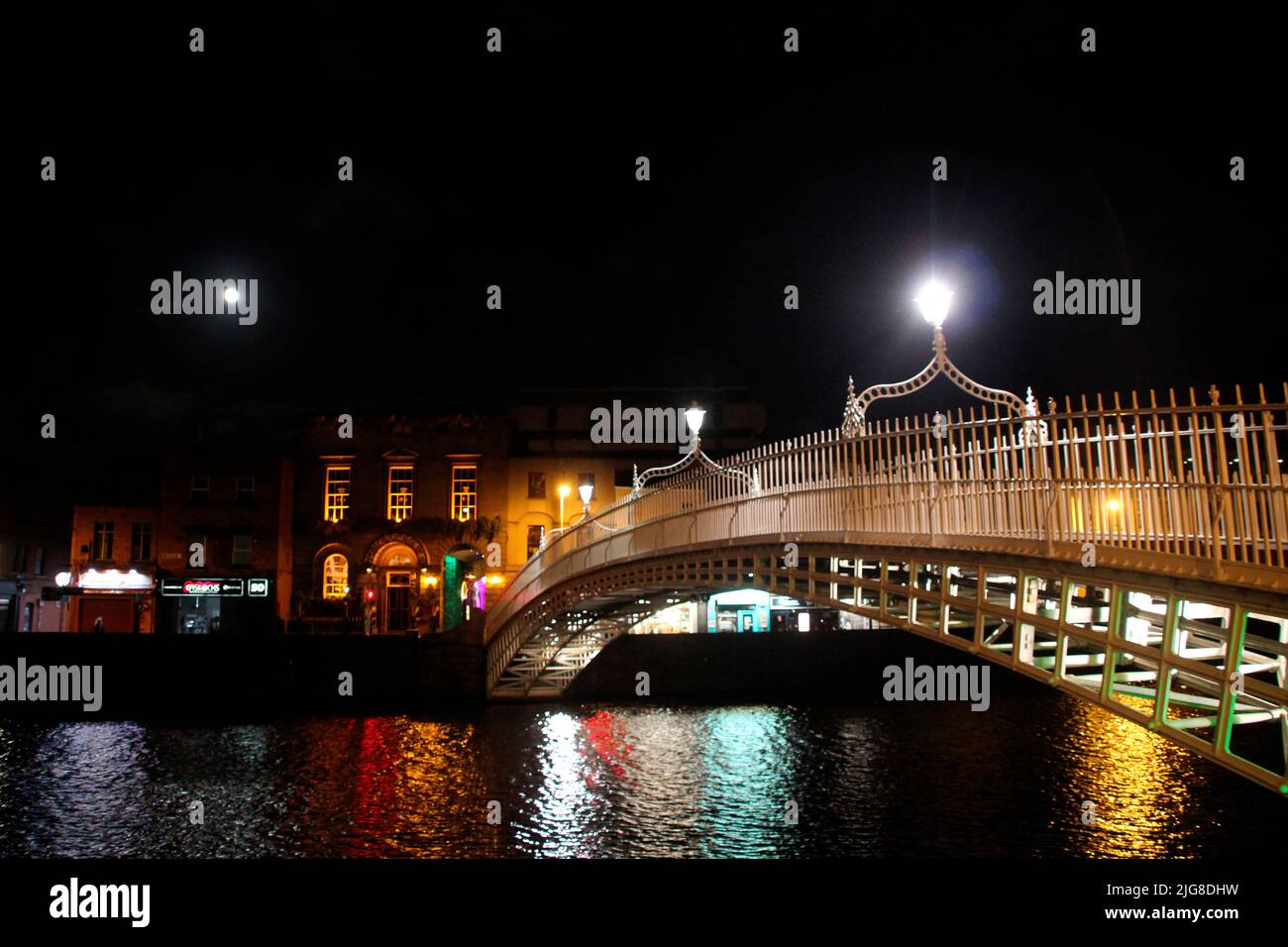 Irlande, Dublin, Hapenny Bridge, nuit, rivière Liffey, crépuscule, pleine lune, lampadaires, nuit Banque D'Images
