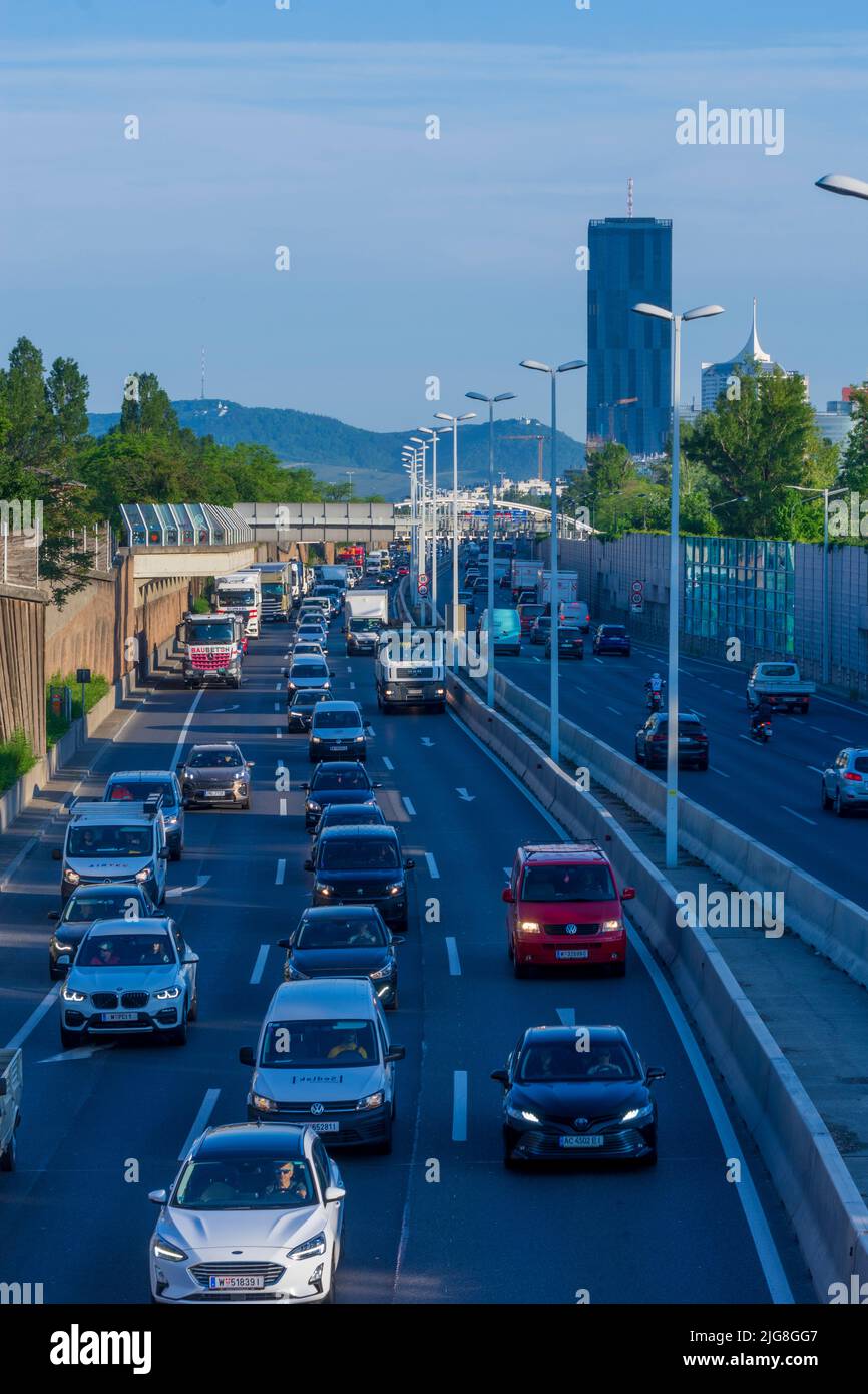 Vienne, embouteillage sur l'autoroute A22 Donauuferautobahn, DC Tour 1 en 22. Quartier Donaustadt, Wien, Autriche Banque D'Images
