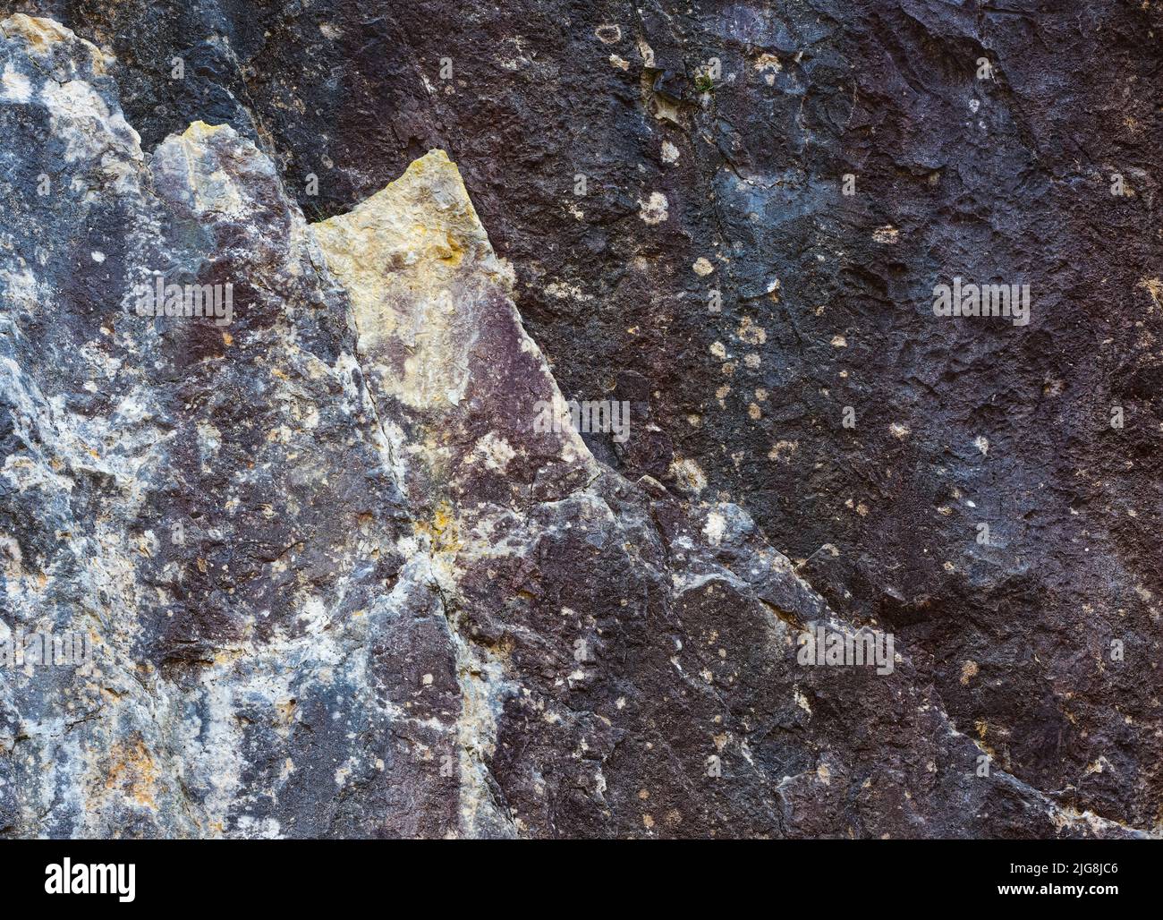 Europe, Allemagne, Hesse, Westerwald, Lahn-Dill-Bergland, Geopark Westerwald-Lahn-Taunus, Lahn-Dill-Kreis, Westerwaldsteig, Breitscheid, structures dans la roche calcaire d'une grotte karstique, lichens, coloration minérale, érosions, vieillissement karstique Banque D'Images