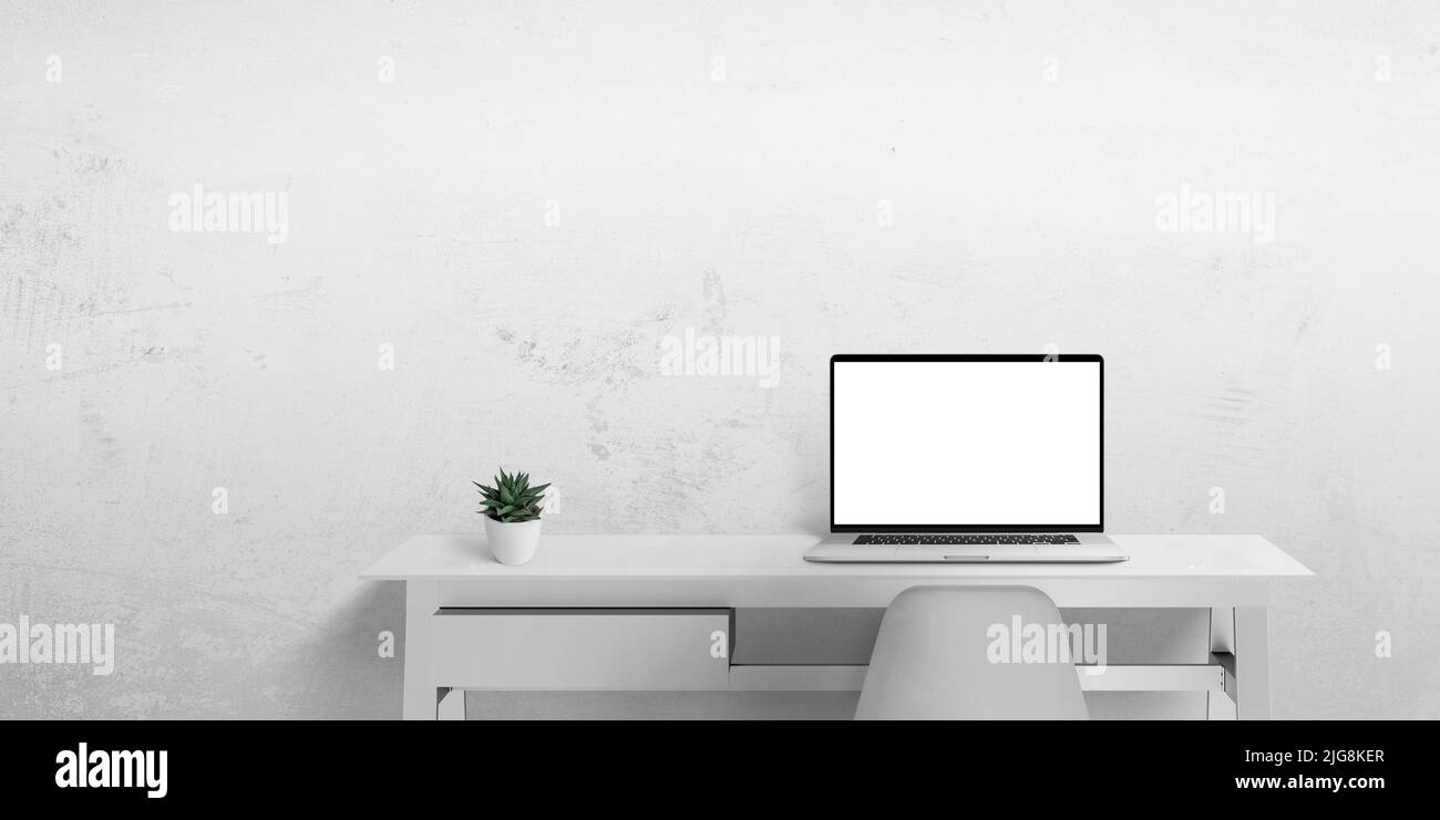 Ordinateur portable sur le bureau avec écran blanc isolé pour la promotion de page Web. Nettoyez l'espace à côté de pour la copie Banque D'Images