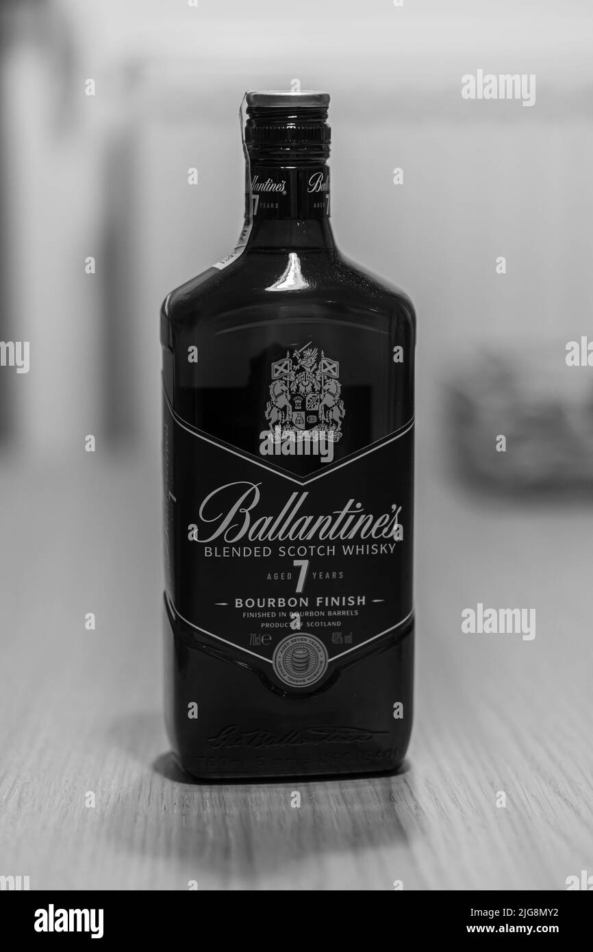Vue verticale de la bouteille Ballantines Scottish Bourbon Whiskey sur la table Banque D'Images