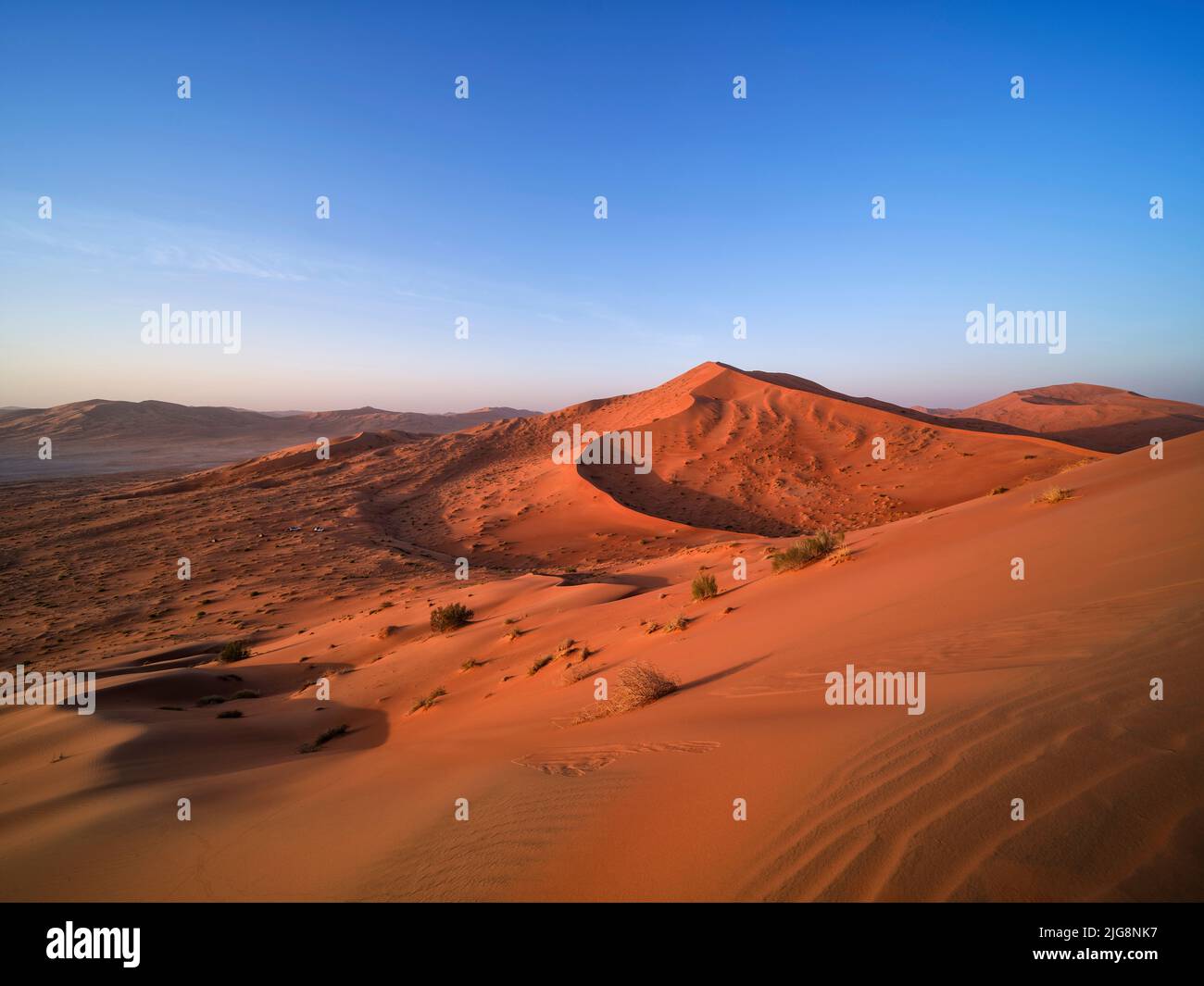 Sur la route dans les dunes du RUB-al-Kali, Oman. Banque D'Images