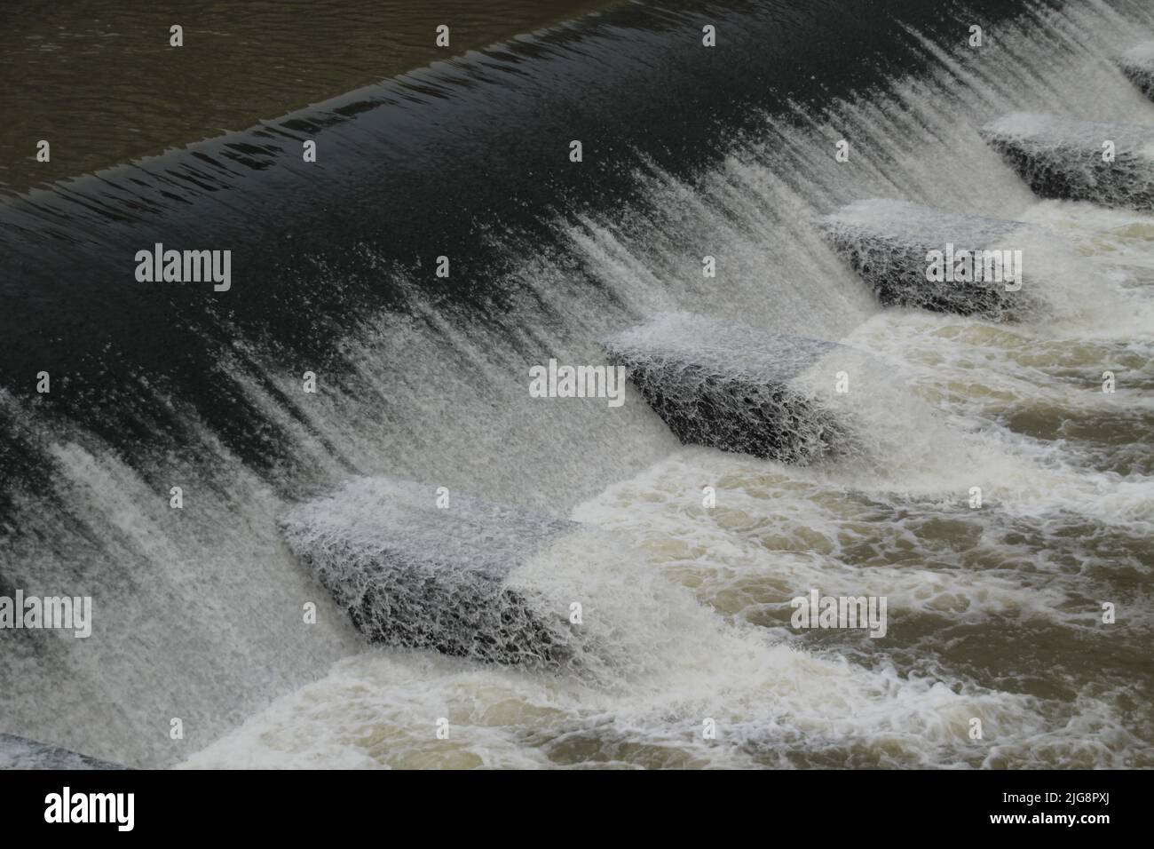 L'eau qui coule sur un barrage Banque D'Images