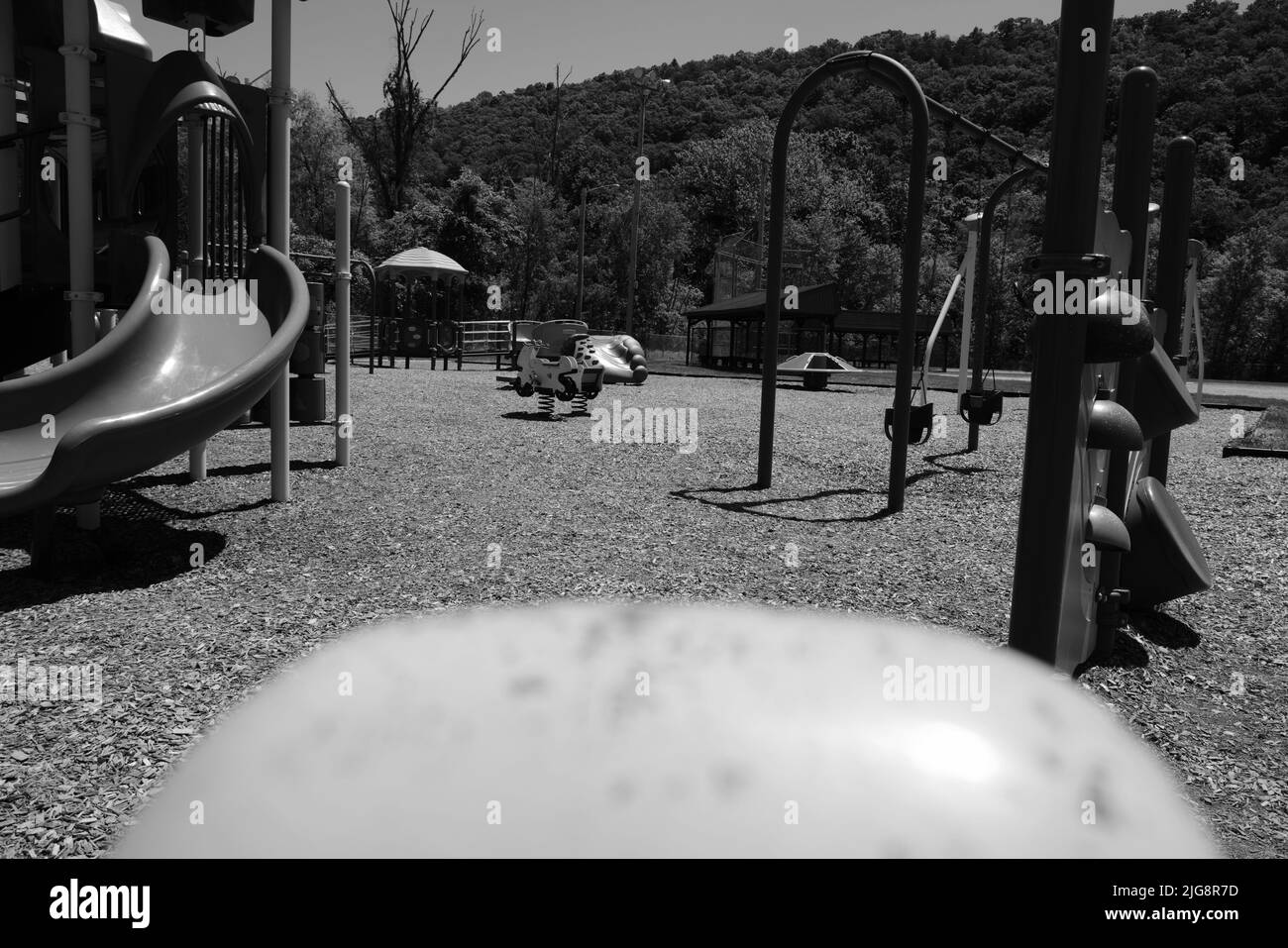 Une photo en niveaux de gris d'un terrain de jeu dans le jardin public de Washington, Pennsylvanie Banque D'Images