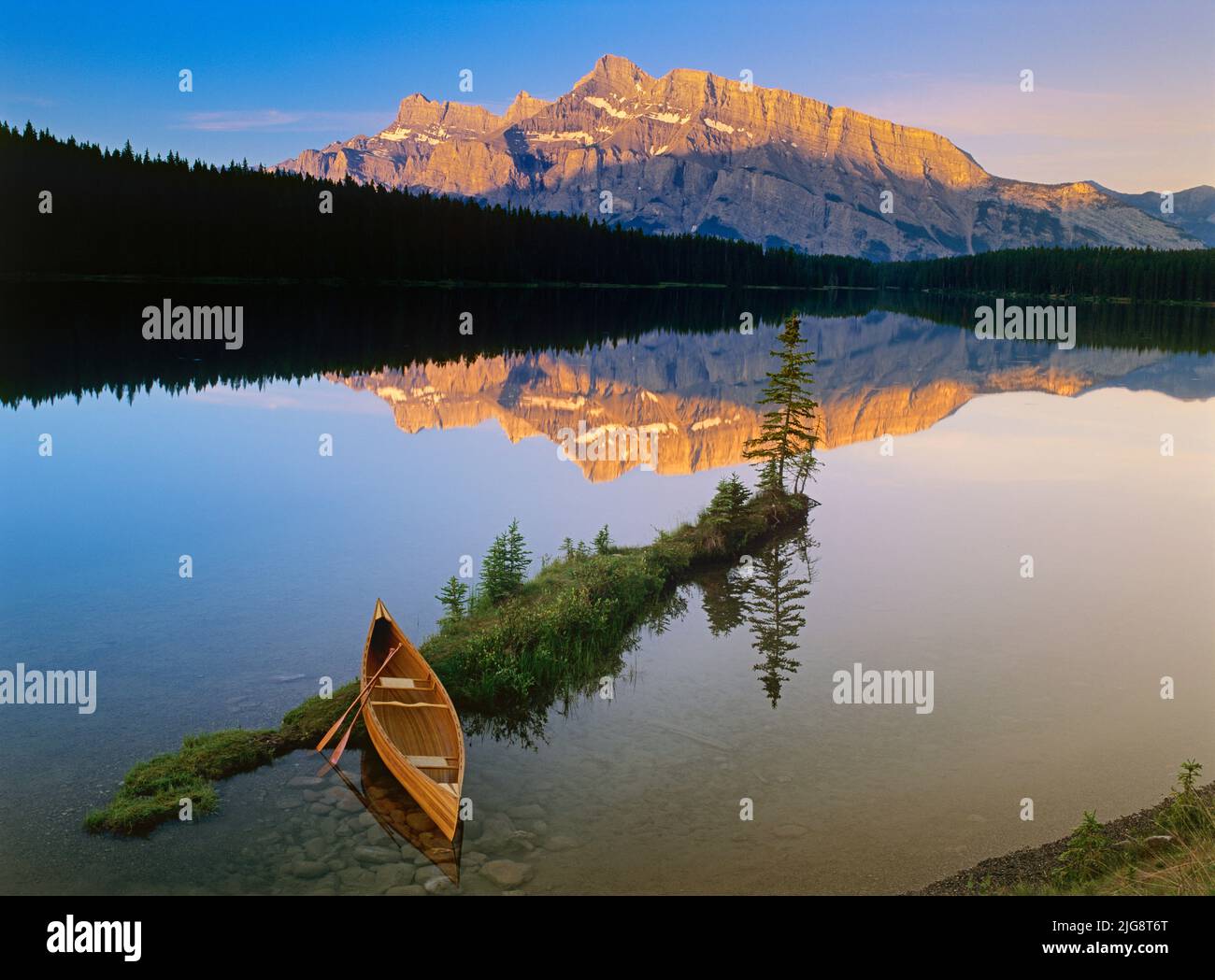 Faites du canoë à Two Jack Lake à Sunrise, parc national Banff, Alberta, Canada Banque D'Images