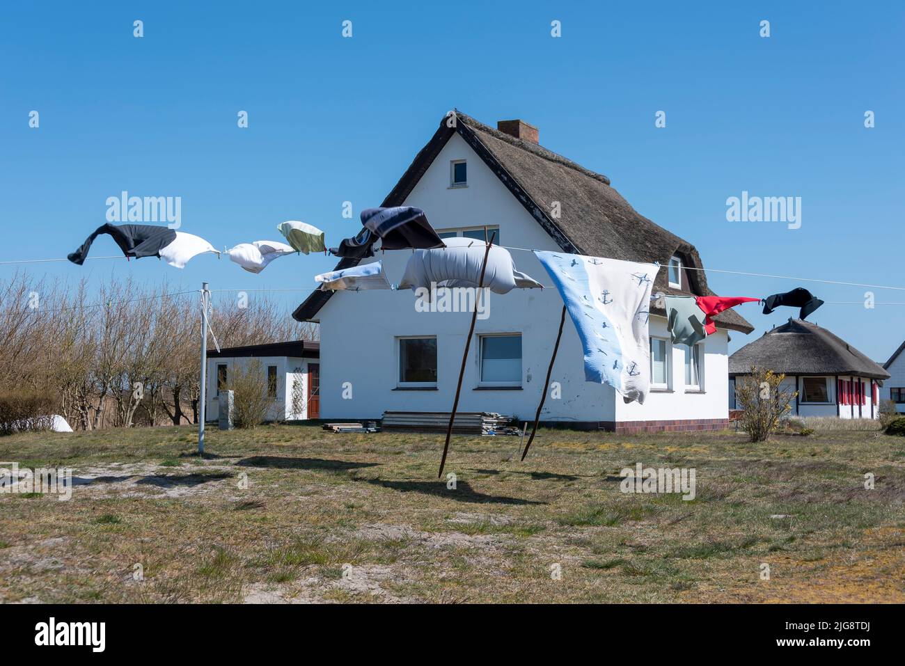 Blanchisserie flottant dans le vent, maison de chaume, Neuendorf, Ile de Hiddensee, Mecklenburg-Ouest Pomerania, Allemagne Banque D'Images