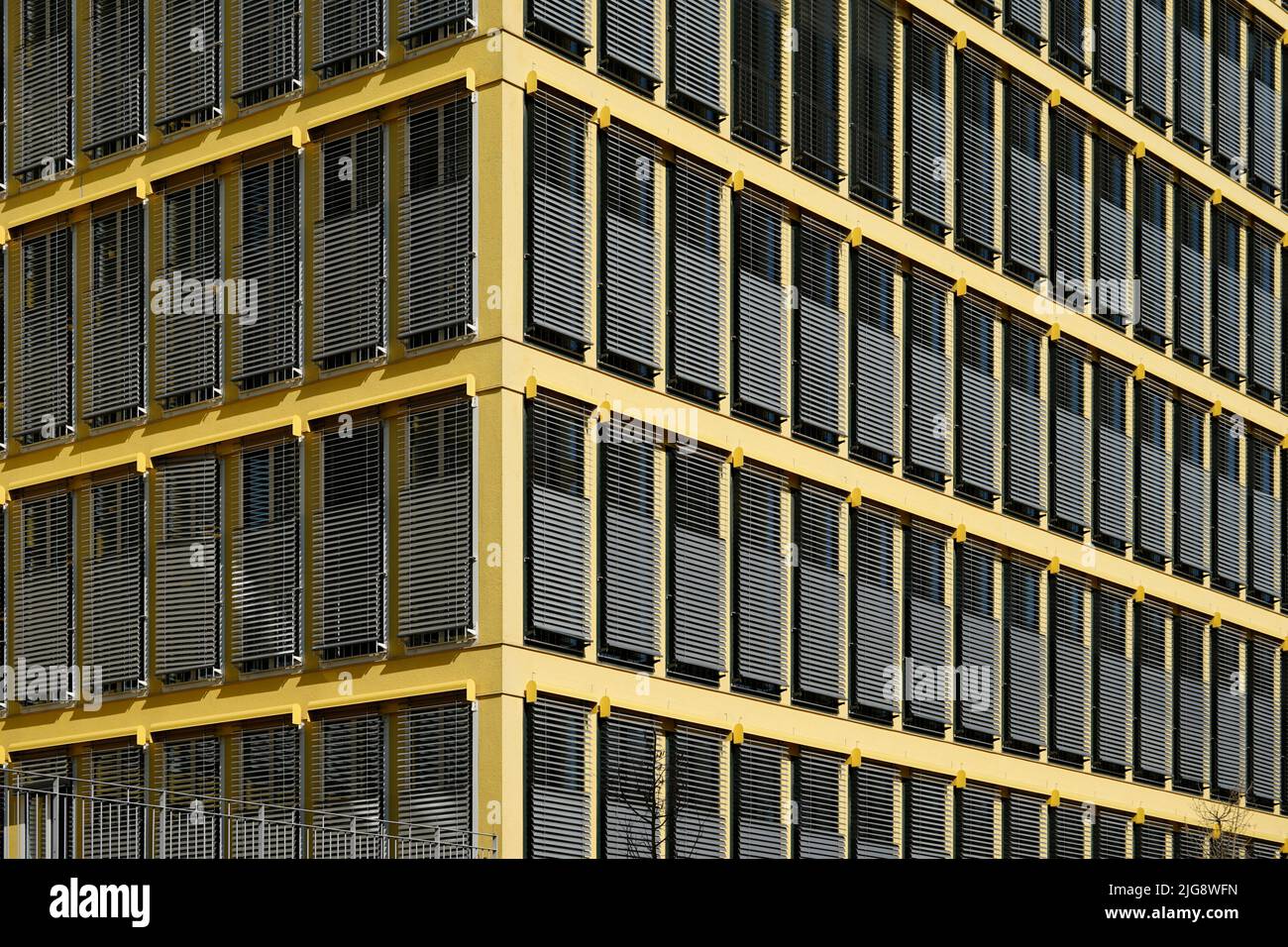 Allemagne, Bavière, Munich, immeuble de bureaux, façade jaune, stores pare-soleil, détails Banque D'Images