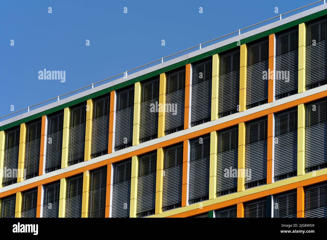 Allemagne, Bavière, Munich, immeuble de bureaux, façade jaune, stores pare-soleil, détails Banque D'Images