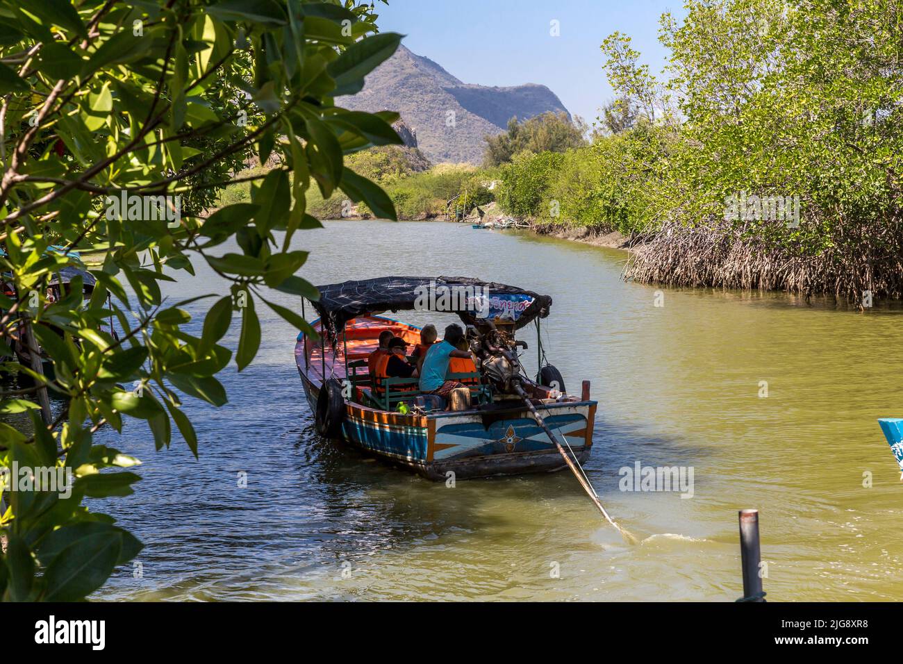 Bateau avec touristes, fleuve Khao Daeng, parc national Khao Sam Roi Yot, province de Prachuap Khiri Khan, Thaïlande, Asie Banque D'Images