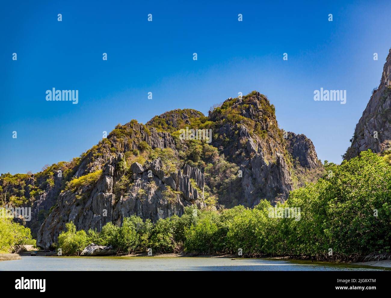 Rochers, excursion en bateau sur la rivière Khao Daeng, parc national Khao Sam Roi Yot, province de Prachuap Khiri Khan, Thaïlande, Asie Banque D'Images