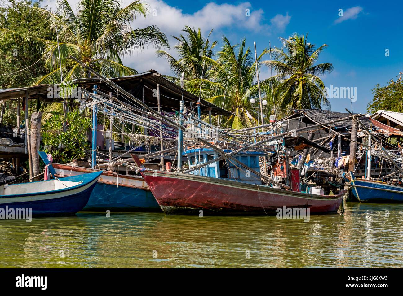 Bateaux de tourisme et bateaux de pêche dans le port, rivière Khao Daeng, parc national Khao Sam Roi Yot, province de Prachuap Khiri Khan, Thaïlande, Asie Banque D'Images