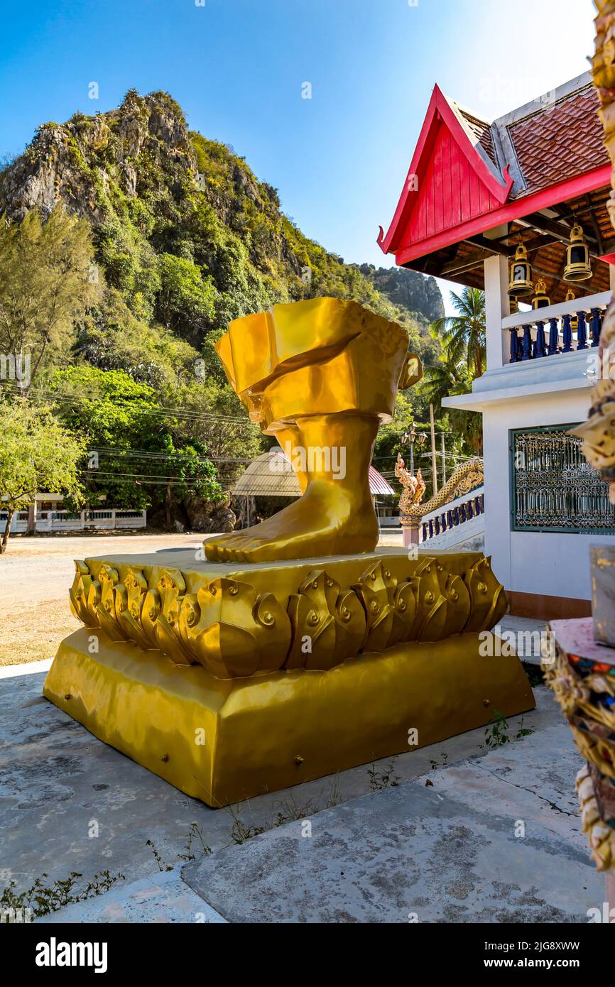 Buddha foot, Wat Khao Daeng, temple bouddhiste, parc national Khao Sam Roi Yot, province de Prachuap Khiri Khan, Thaïlande, Asie Banque D'Images