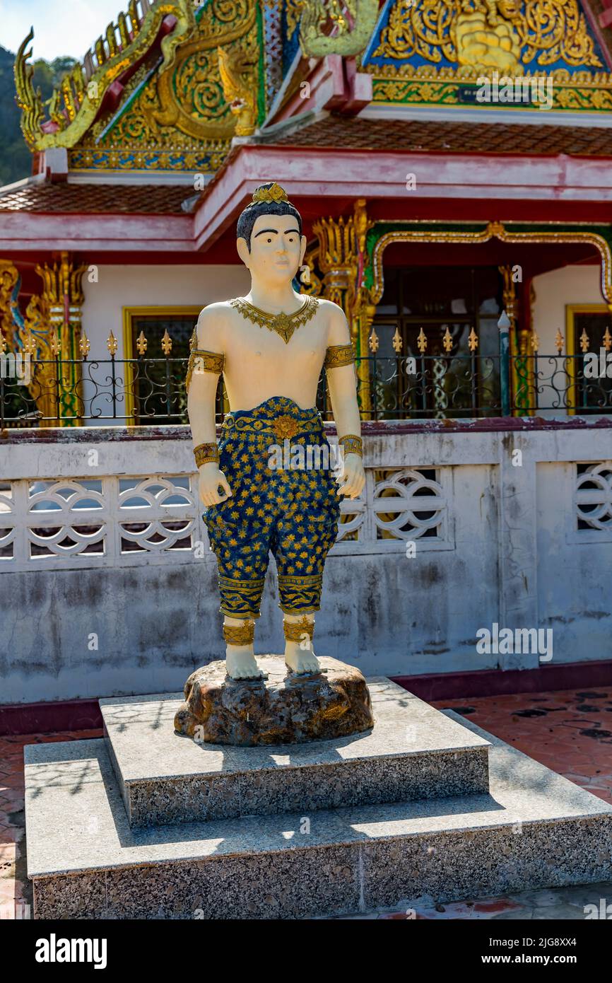 Personnages religieux, Wat Khao Daeng, temple bouddhiste, parc national Khao Sam Roi Yot, province de Prachuap Khiri Khan, Thaïlande, Asie Banque D'Images