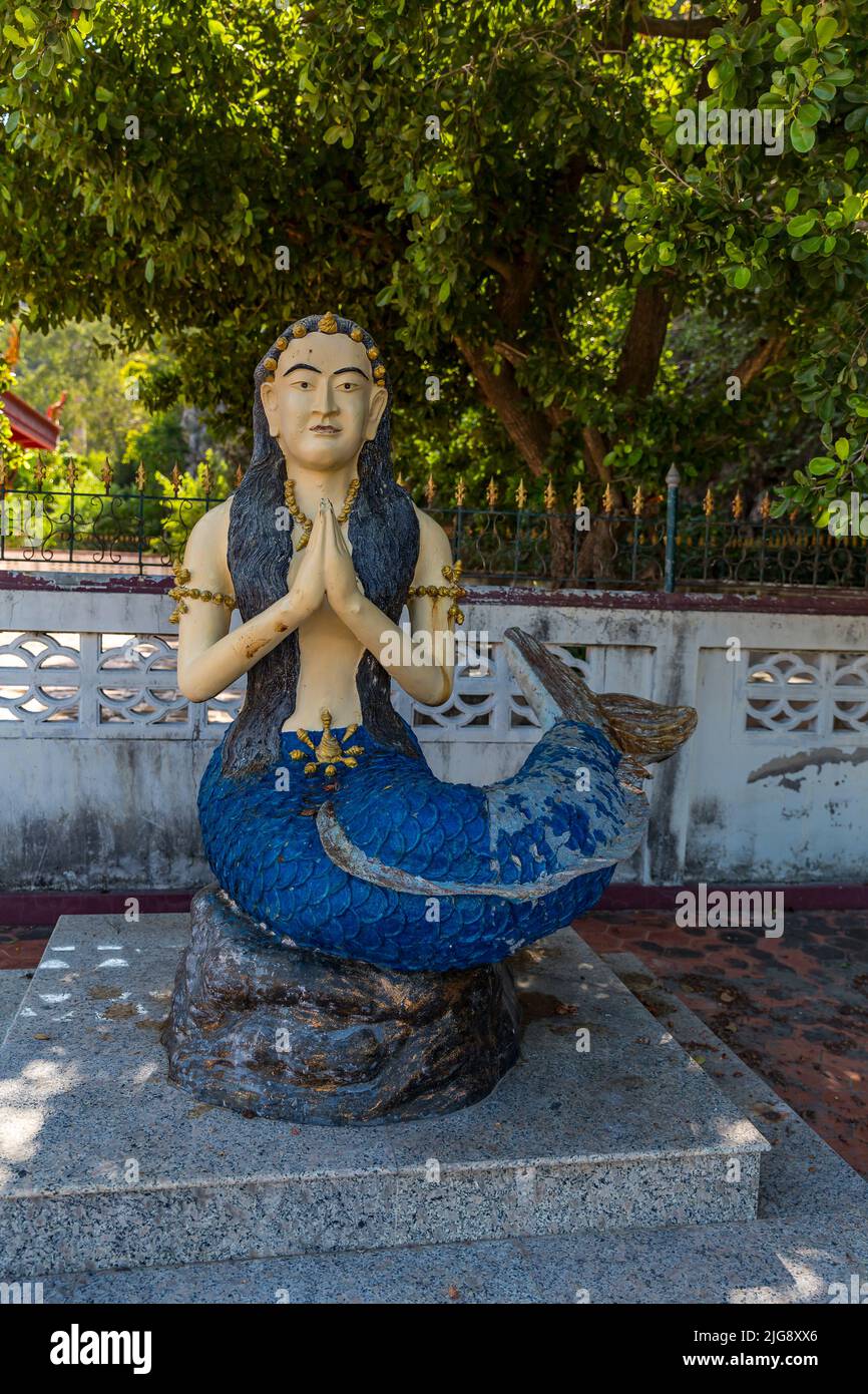 Personnages religieux, Wat Khao Daeng, temple bouddhiste, parc national Khao Sam Roi Yot, province de Prachuap Khiri Khan, Thaïlande, Asie Banque D'Images
