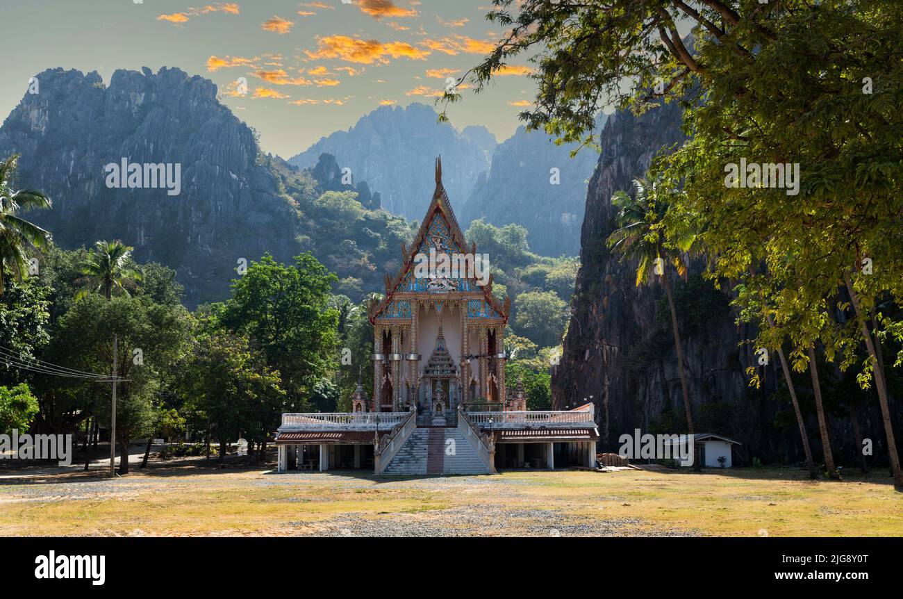 Wat Khao Daeng, Temple bouddhiste, Parc national Khao Sam Roi Yot, province de Prachuap Khiri Khan, Thaïlande, Asie Banque D'Images
