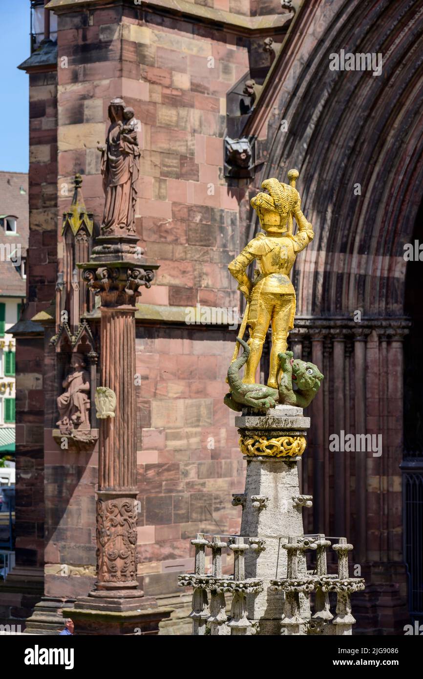 Allemagne, Bade-Wurtemberg, Forêt Noire, Fribourg, colonne saint patron avec fontaine Saint-Georges en premier plan. Banque D'Images