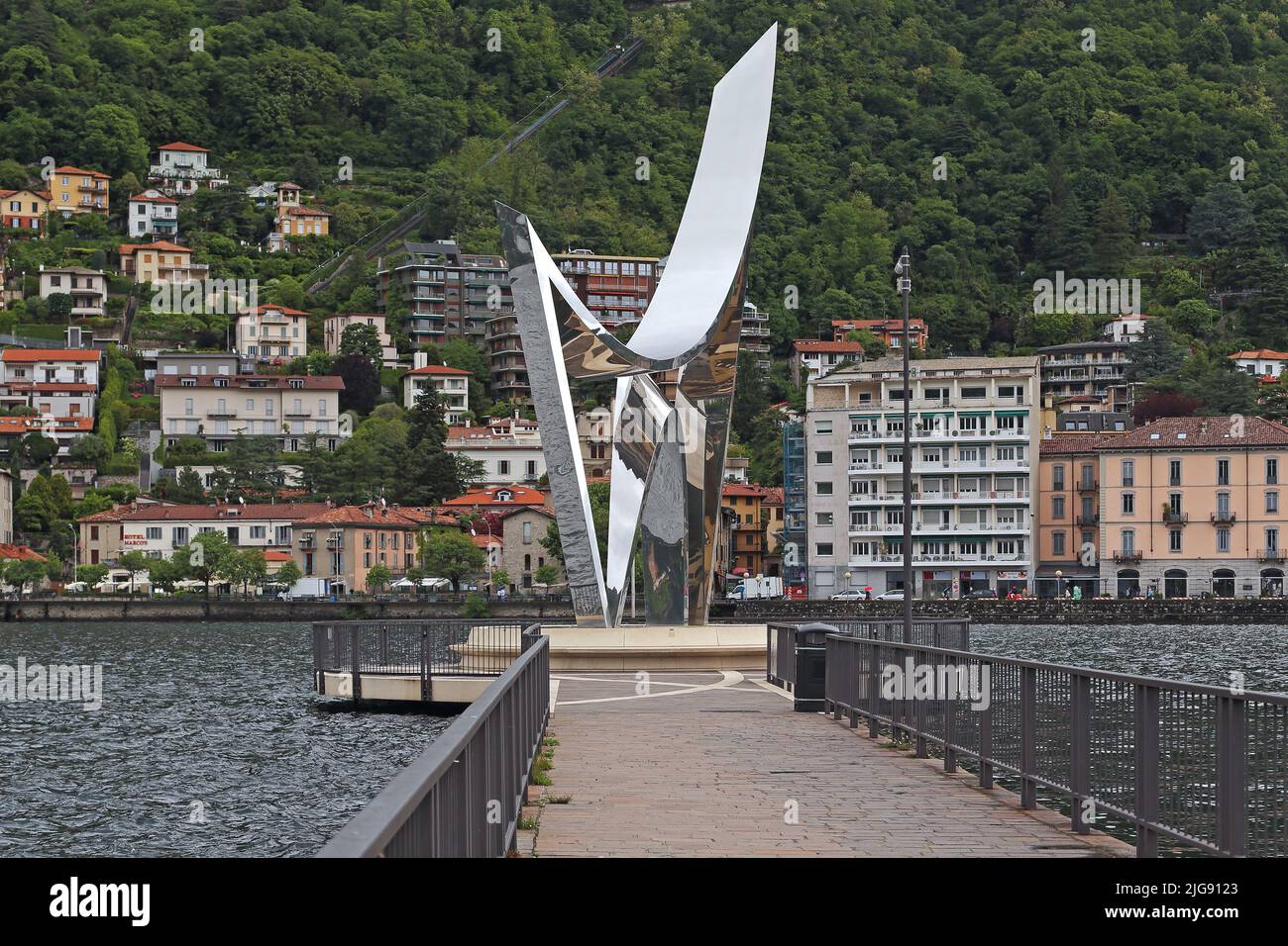 COMO, ITALIE - 14 MAI 2018 : Life Electric est une sculpture moderne dédiée au physicien Alessandro Volta. Banque D'Images