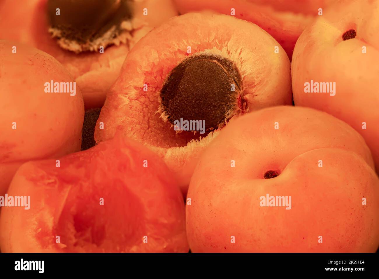 Fruits frais entiers abricot et demi-tranches gros plan, fond de fruit Banque D'Images