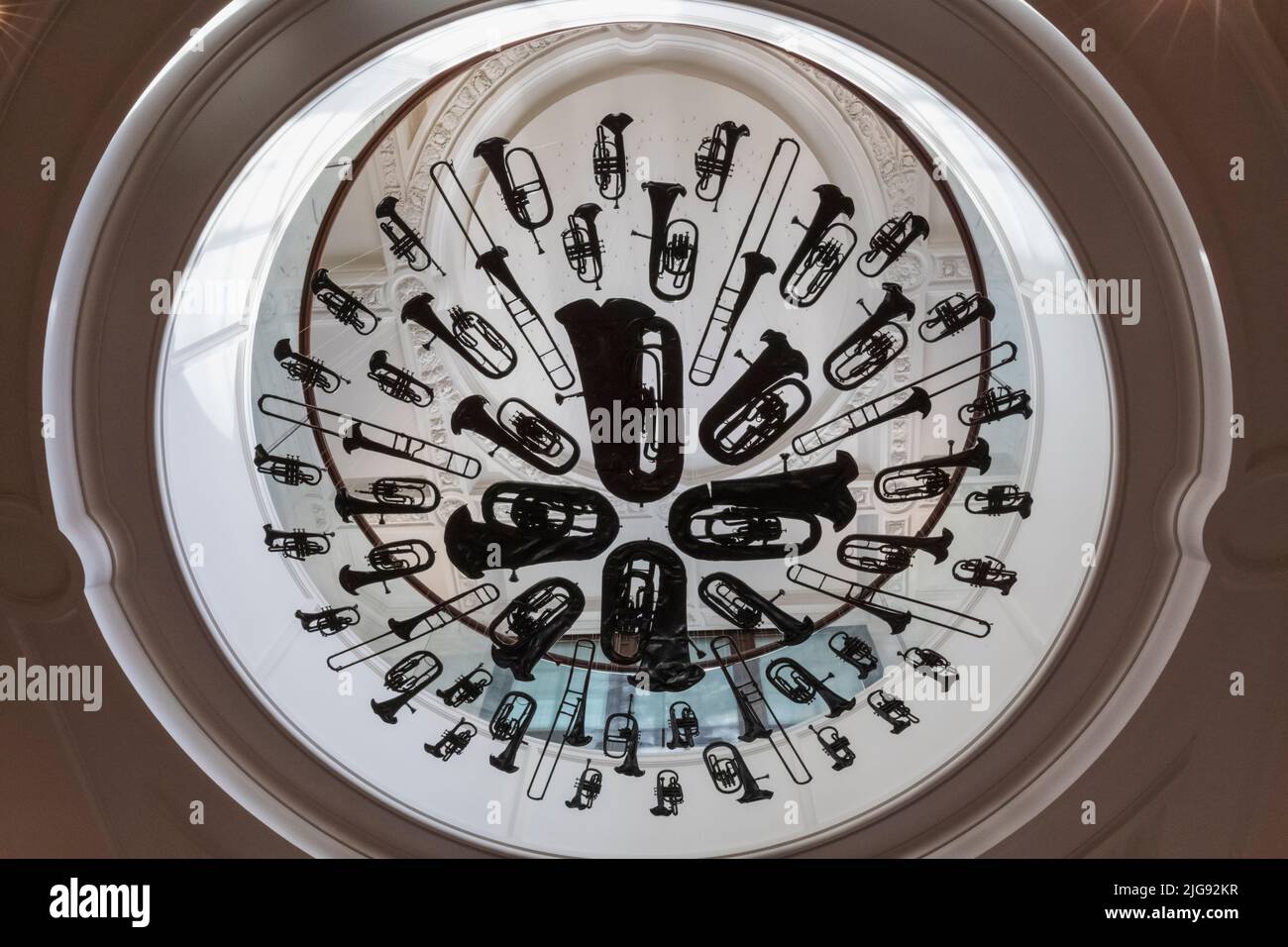 Angleterre, Londres, Knightsbridge, Victoria and Albert Museum, installation au plafond des instruments de vent Banque D'Images