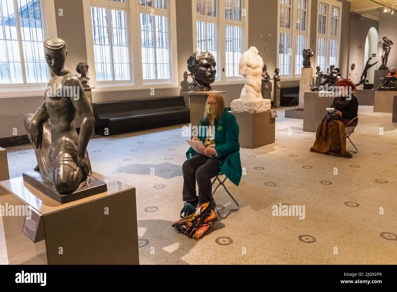 Angleterre, Londres, Knightsbridge, Musée Victoria et Albert, vue intérieure des visiteurs croquis sculptures Banque D'Images