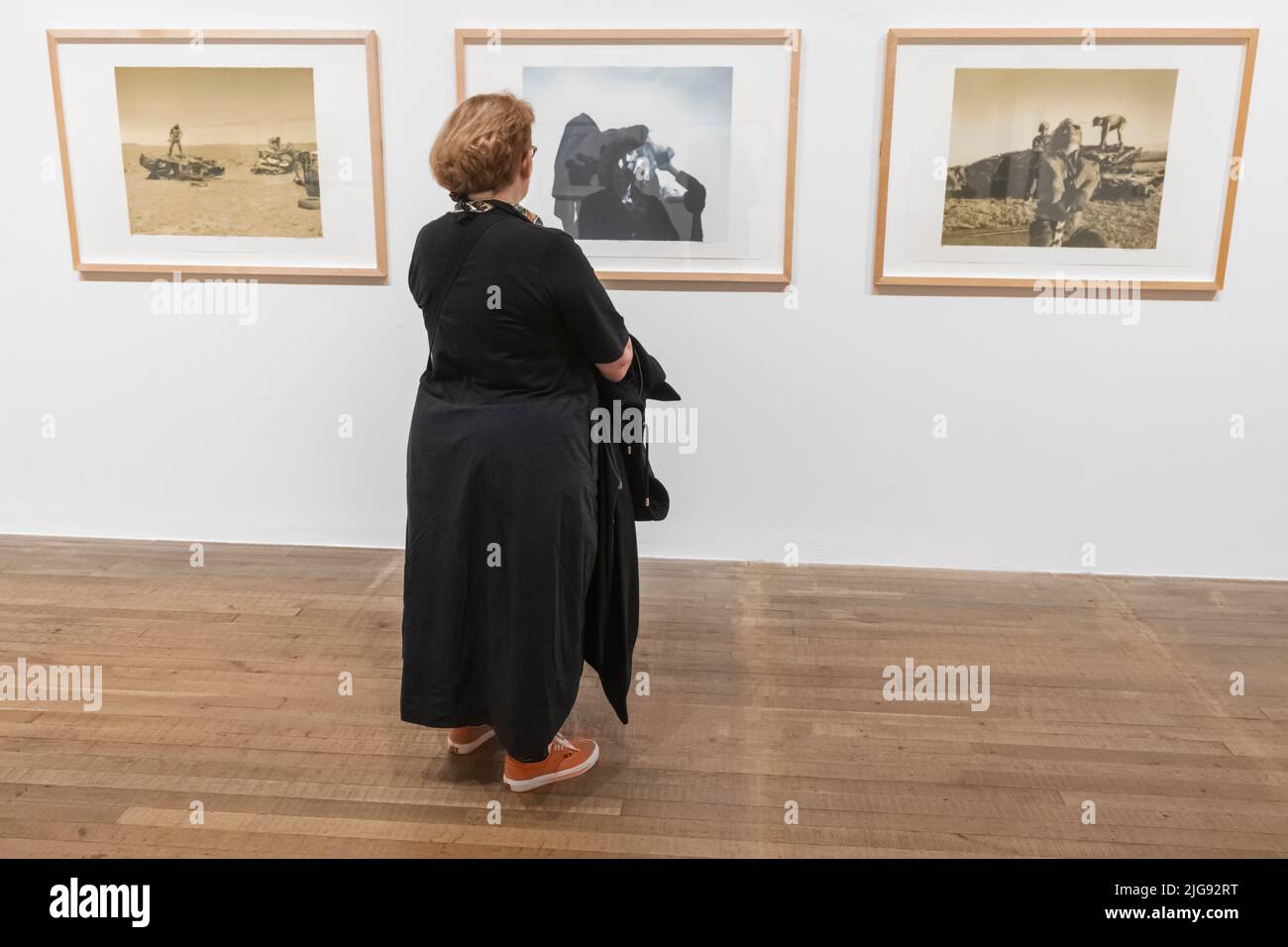 Angleterre, Londres, Southwark, Bankside, Tate Modern Art Gallery, Visiteur féminin regardant l'exposition photographique Banque D'Images