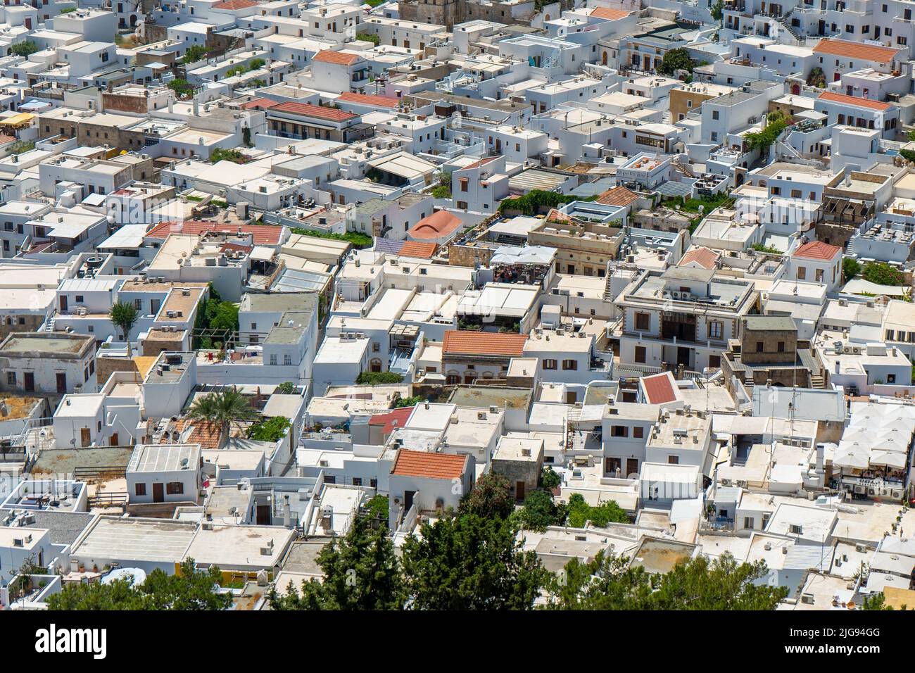 Vue depuis le dessus de Lindos, Rhodes - Grèce, avec des maisons grecques traditionnelles Banque D'Images