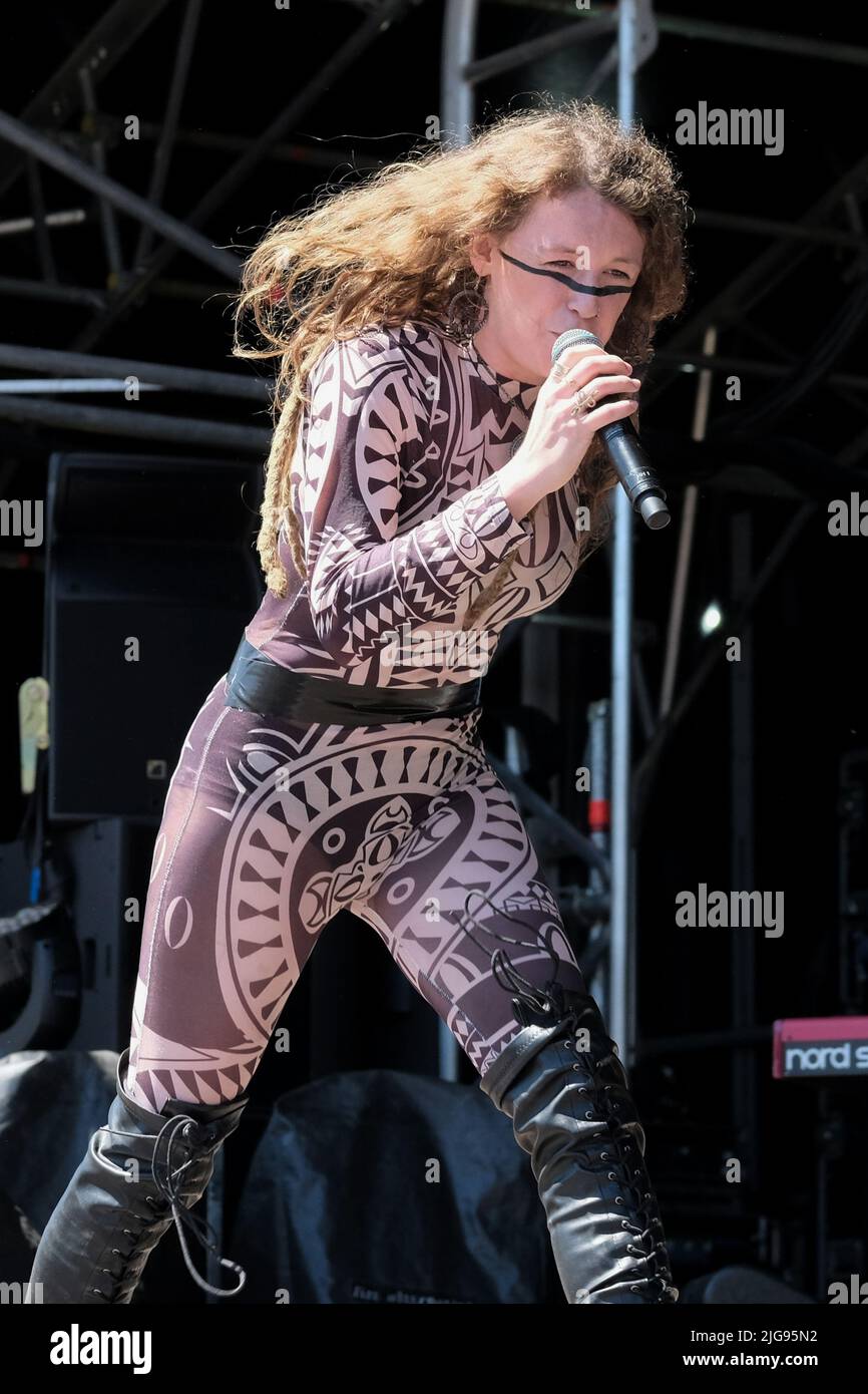 Super TEW, Royaume-Uni. 08th juillet 2022. Amy Montgomery, auteure-compositeur et guitariste née en Irlande du Nord, interprète l'acte d'ouverture en direct sur scène au Cornbury Festival Great TEW Estate. Crédit : SOPA Images Limited/Alamy Live News Banque D'Images